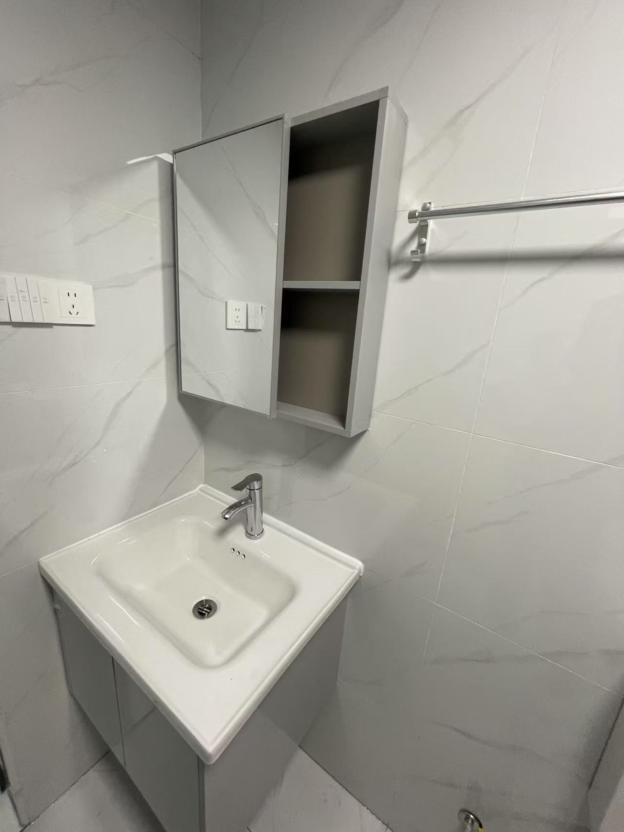 互助小区电梯房  2室1厅1卫   1600.00元/月室内图