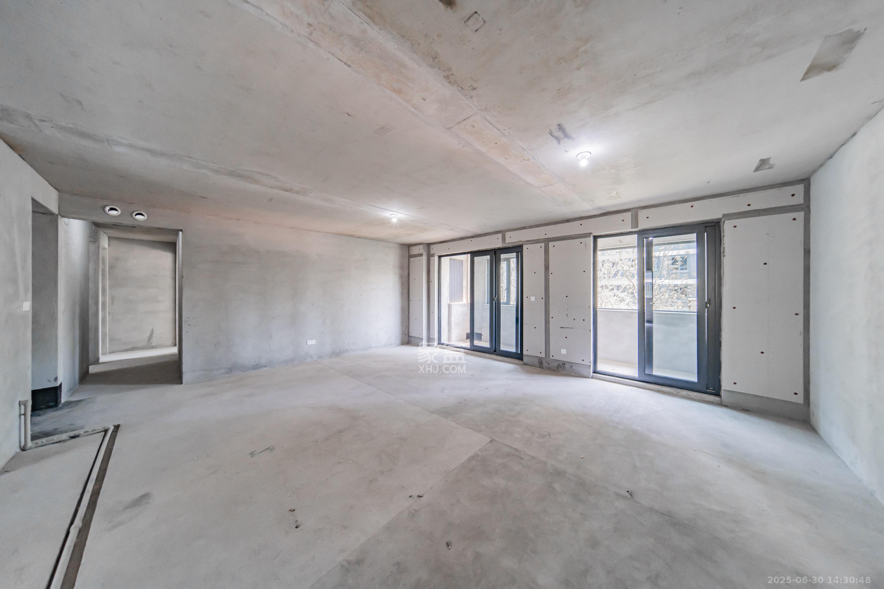 中建钰山湖  4室2厅3卫   355.00万客厅