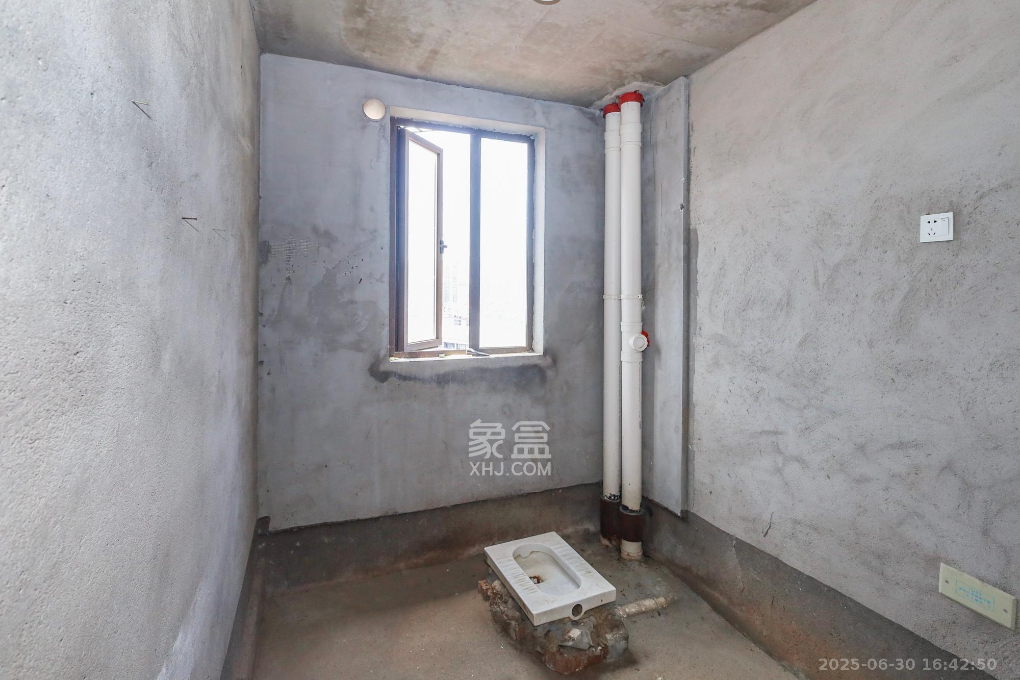 芙蓉别墅山庄(嘉湘华庭) 3室2厅2卫 137.0万 芙蓉别墅山庄(嘉湘华庭) 3室2厅2卫 137.0万卫生间