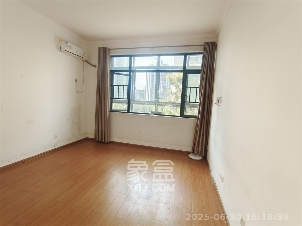阳光100三期  4室2厅2卫   2800.00元/月室内图