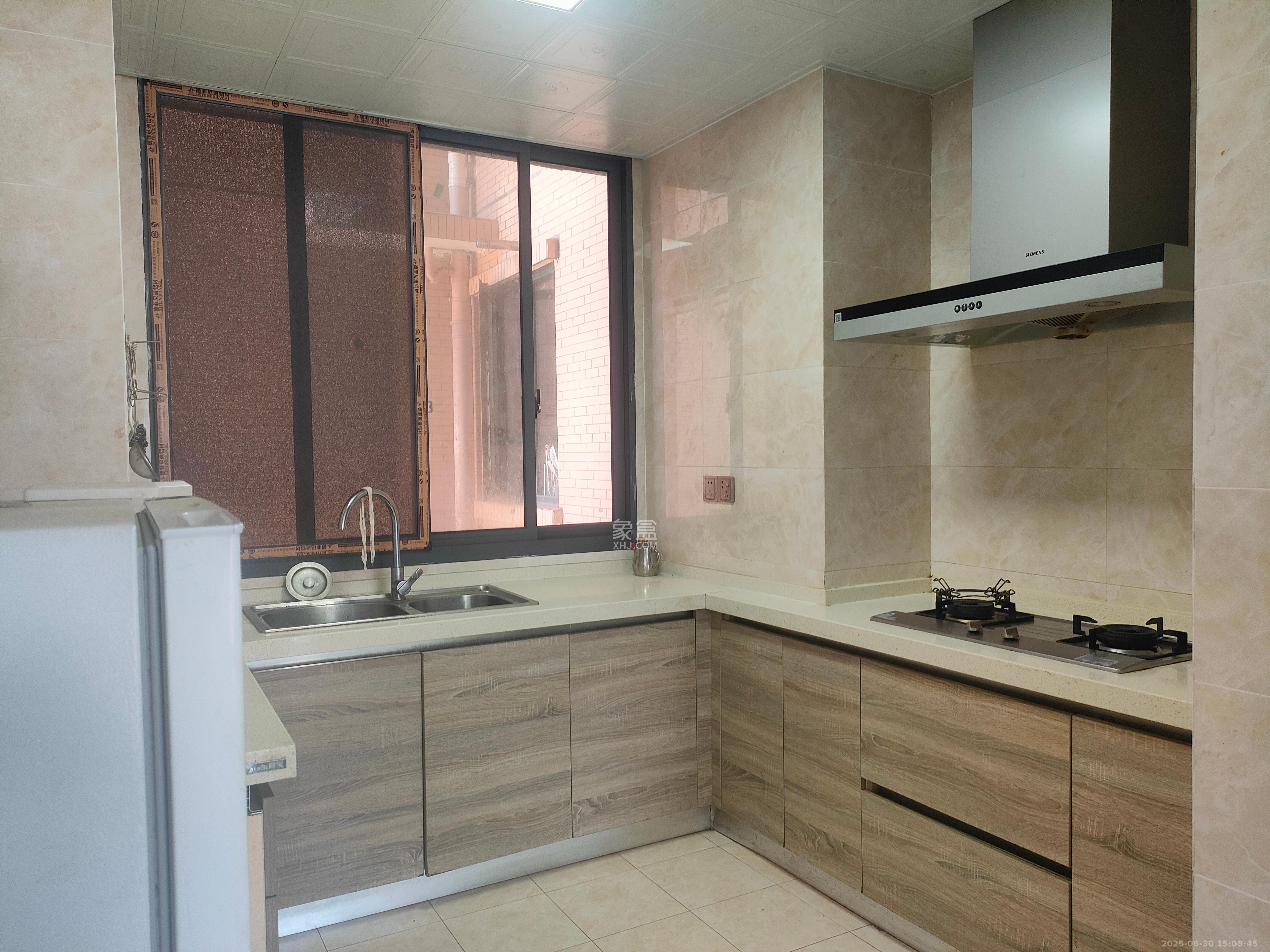 丽发新城 3室2厅1卫 1700.0元/月 丽发新城 3室2厅1卫 1700.0元/月室内图