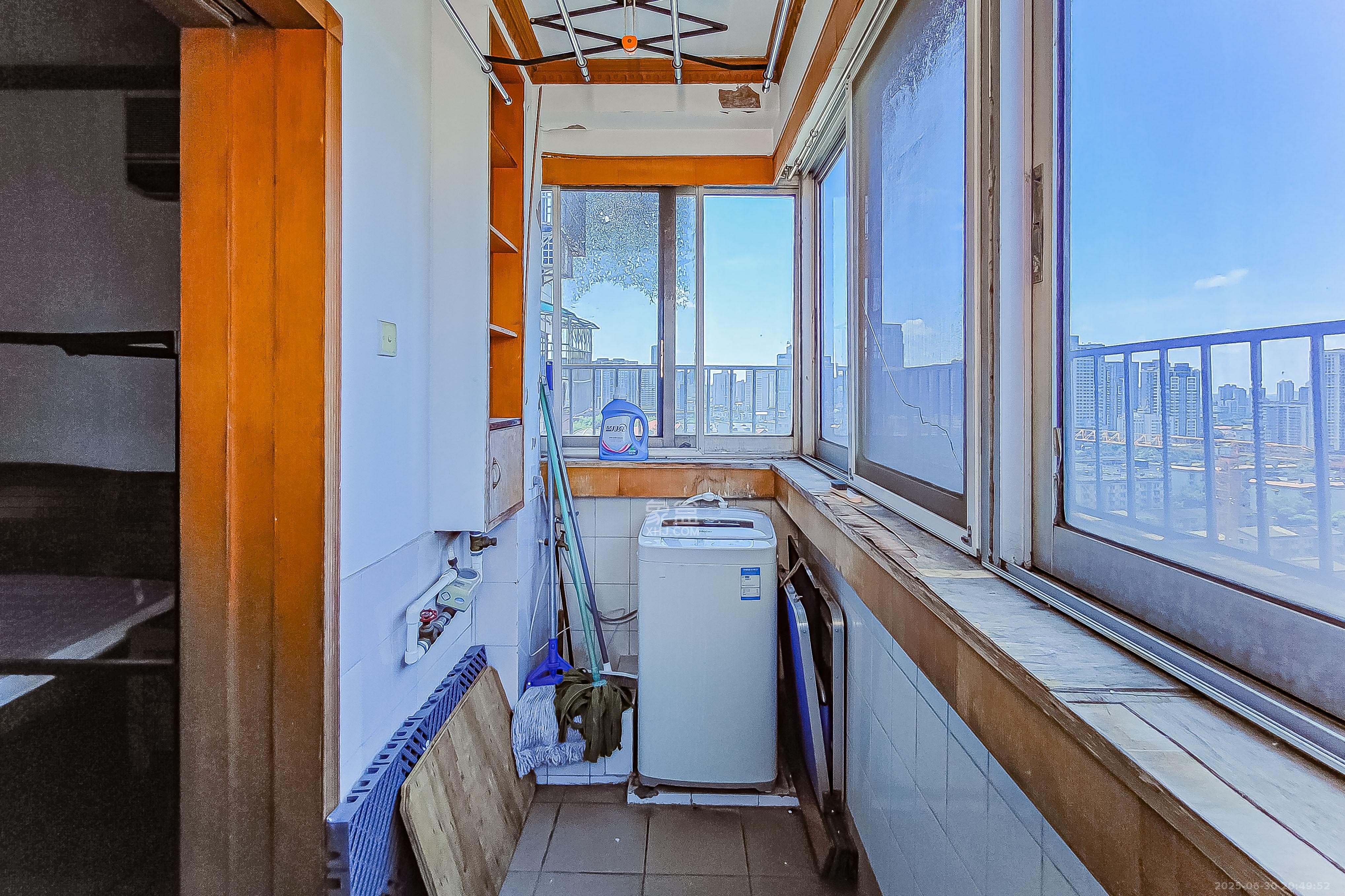 南方电信宿舍  2室2厅1卫    103.0万阳台