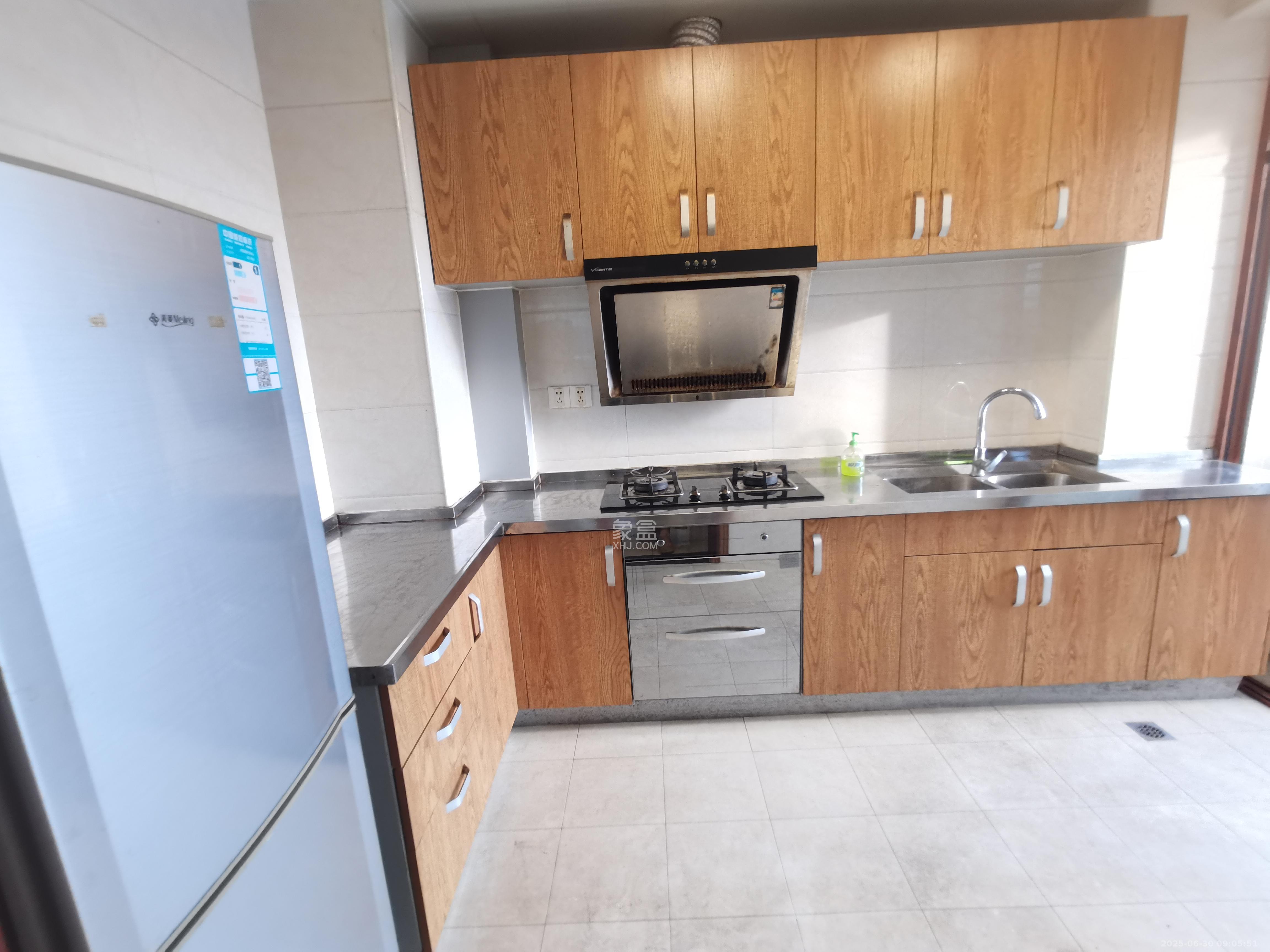 天下一家  3室2厅1卫    2600.0元/月 天下一家  3室2厅1卫    2600.0元/月室内图