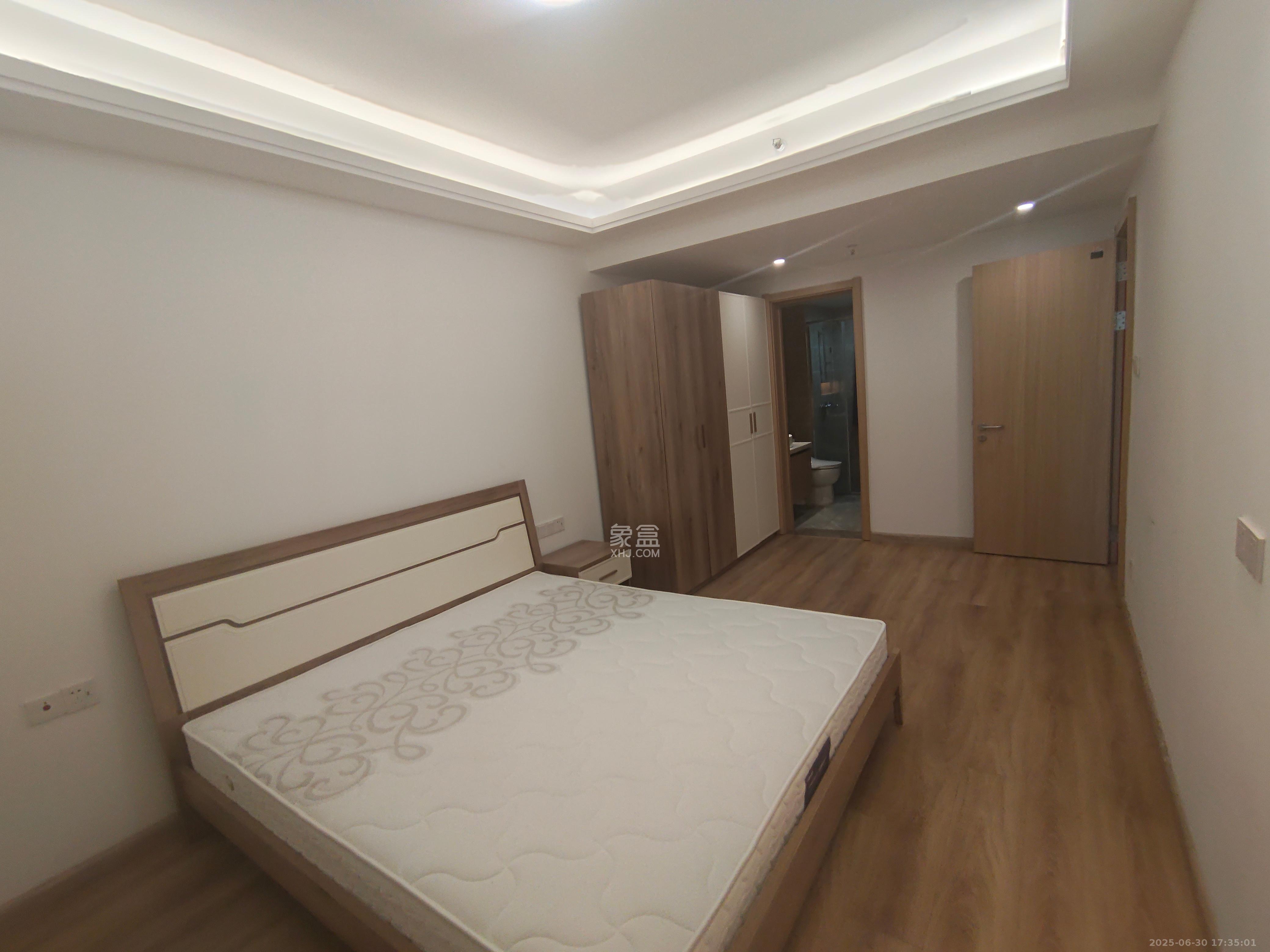 南山梅溪一方  3室2厅2卫   3000.00元/月室内图
