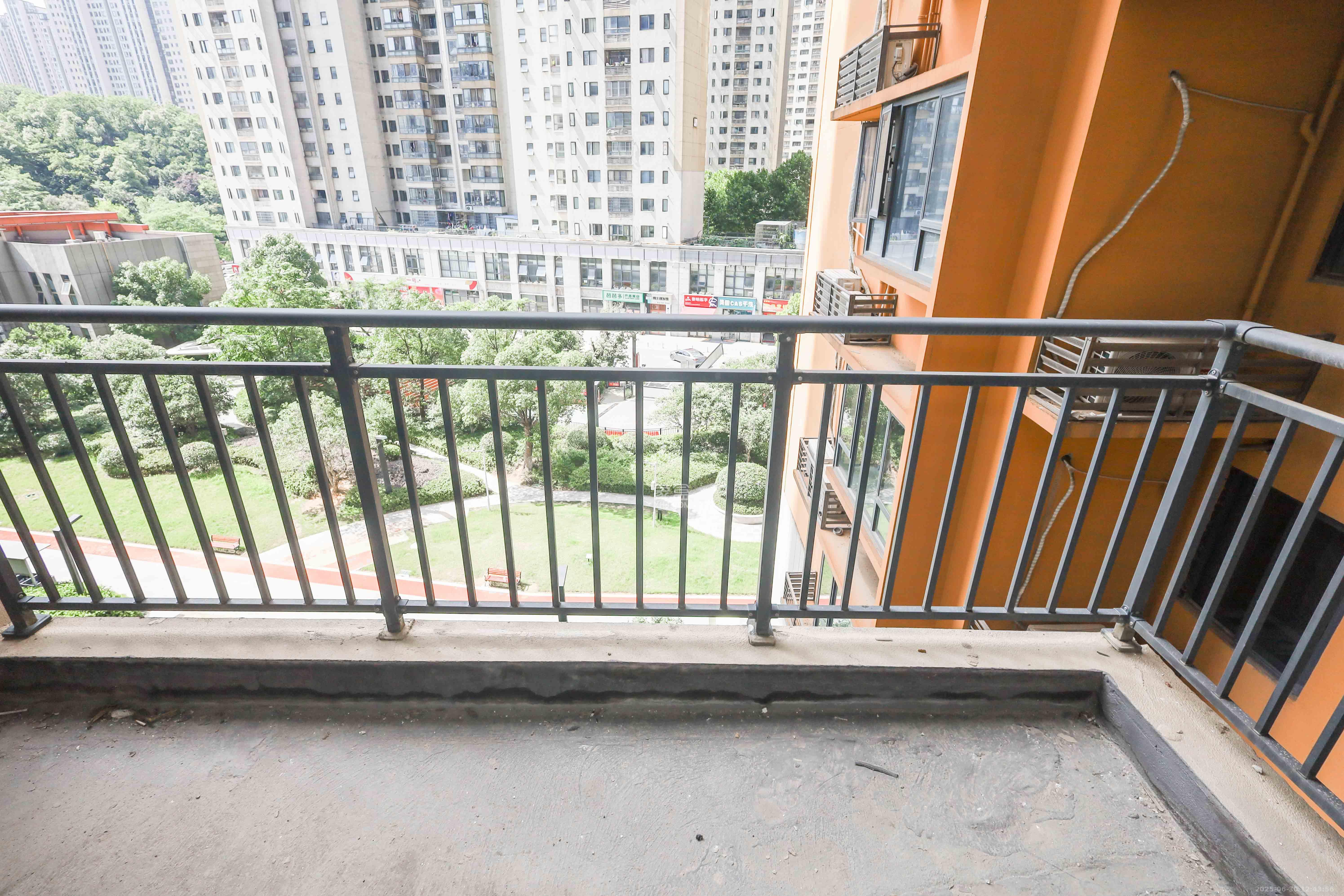 好莱城(弘德西街)  4室2厅2卫    108.0万 好莱城(弘德西街)  4室2厅2卫    108.0万阳台