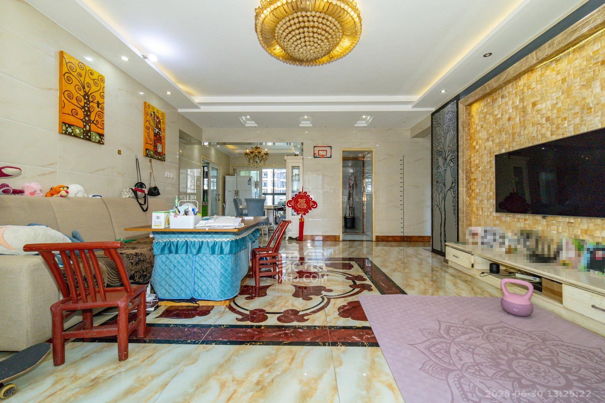 蓝山郡 5室2厅2卫 132.8万 蓝山郡 5室2厅2卫 132.8万客厅