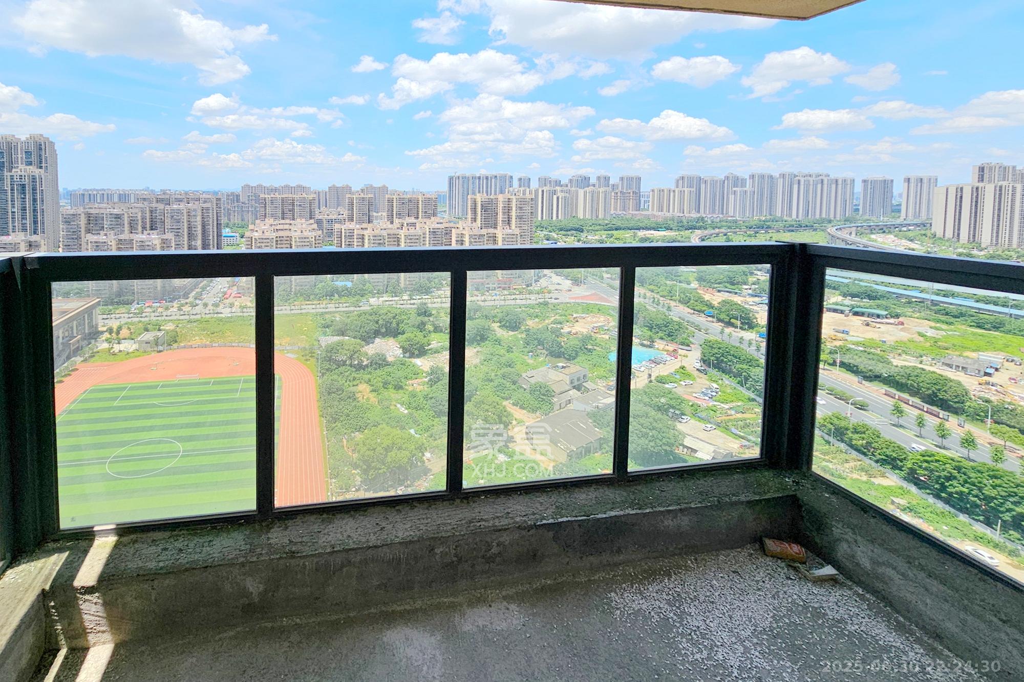 长房东旭国际  3室2厅2卫   140.00万阳台