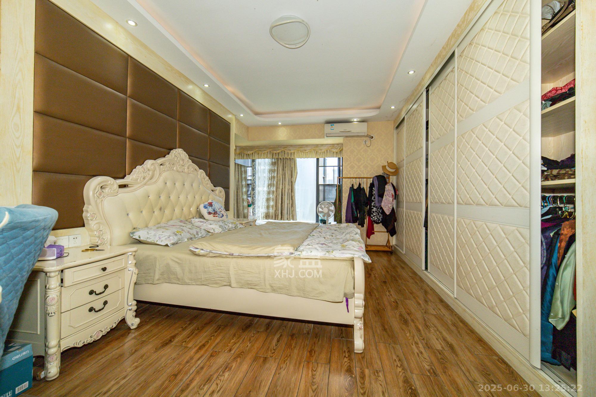 蓝山郡 5室2厅2卫 132.8万 蓝山郡 5室2厅2卫 132.8万卧室