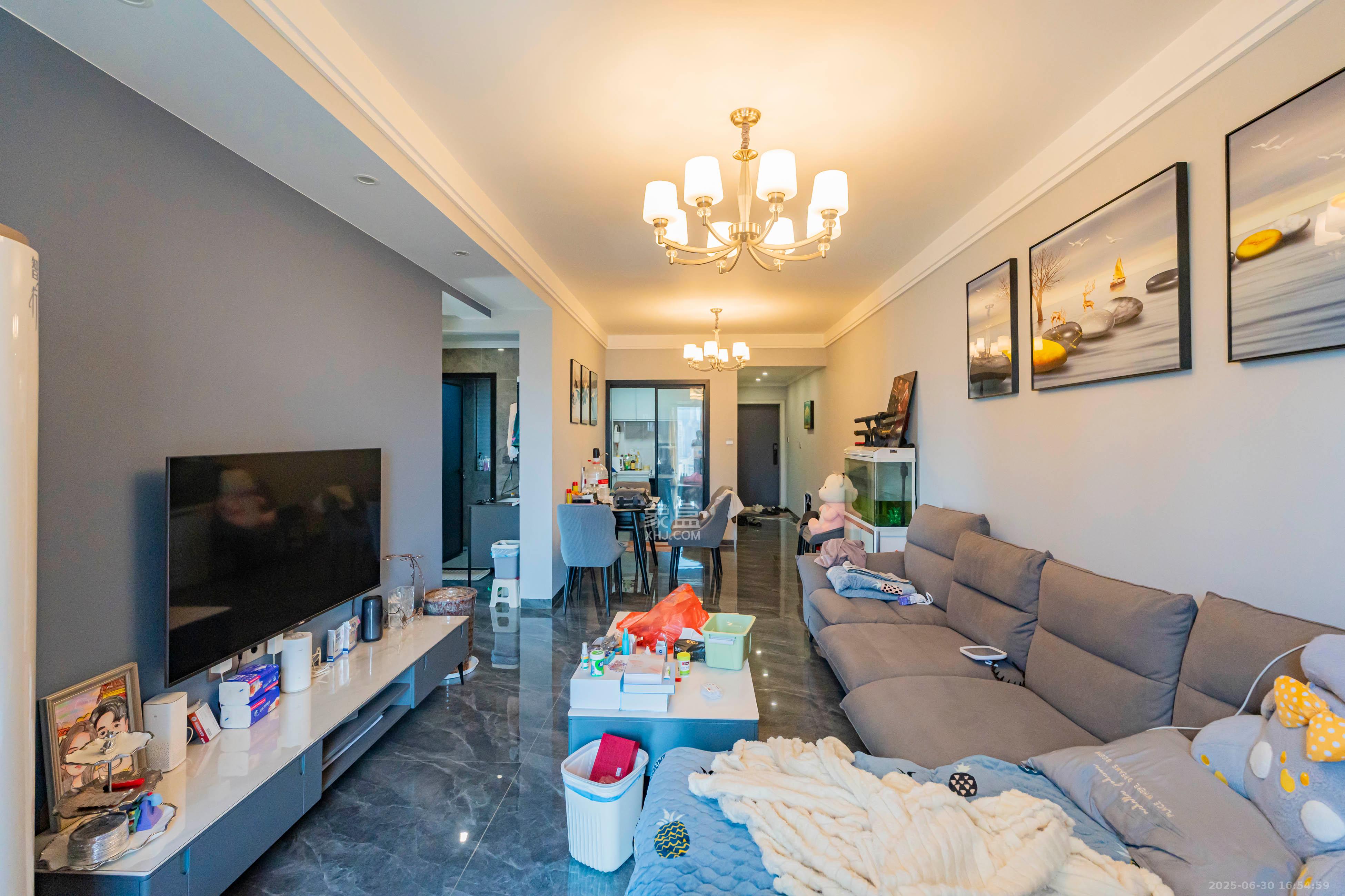 上园商住小区  3室2厅1卫    110.0万客厅