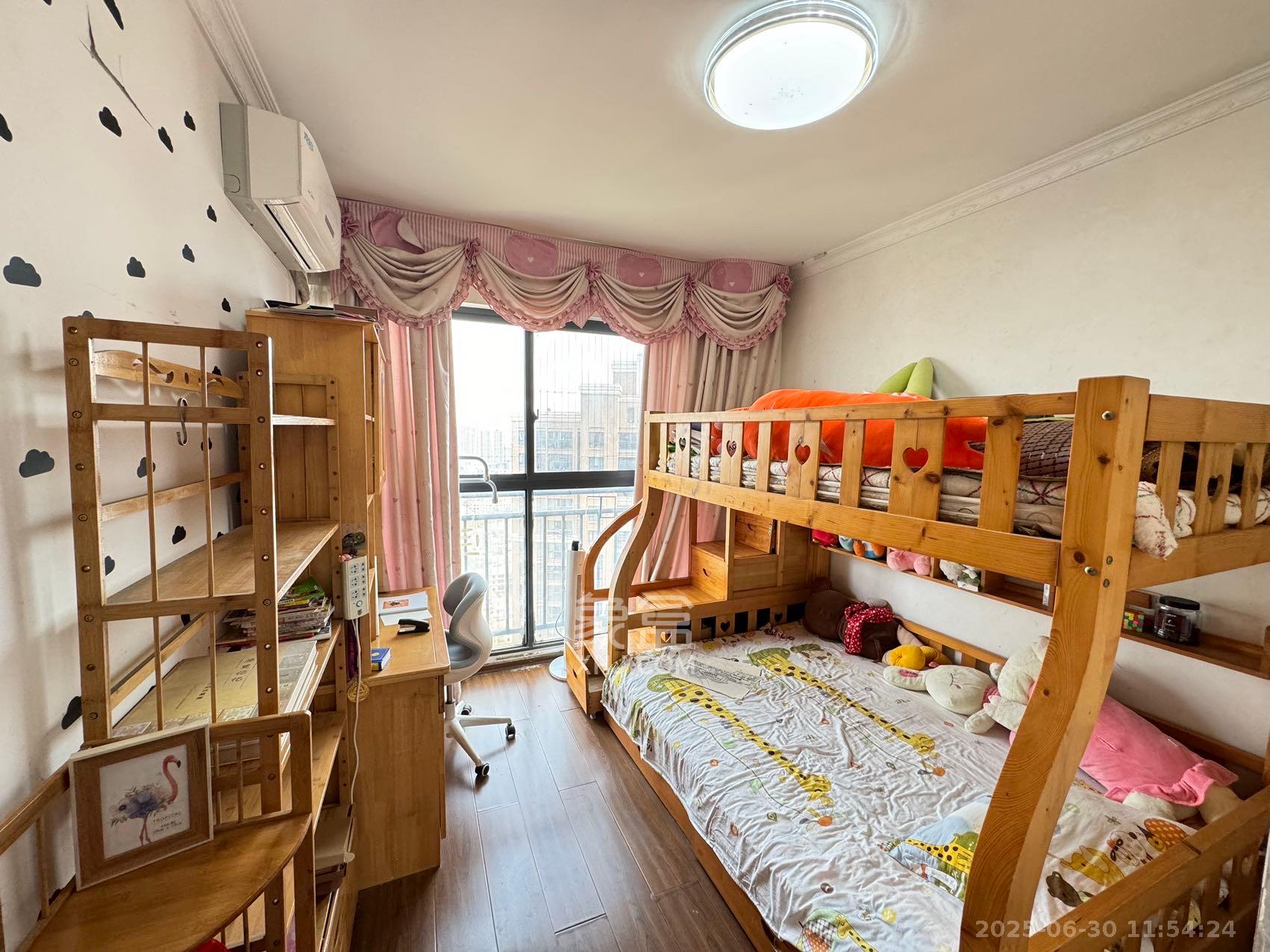 三一街区  3室2厅2卫   2500.00元/月室内图