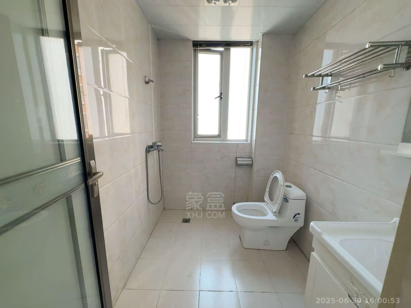 庐山一号 3室2厅2卫 1800.0元/月 庐山一号 3室2厅2卫 1800.0元/月室内图