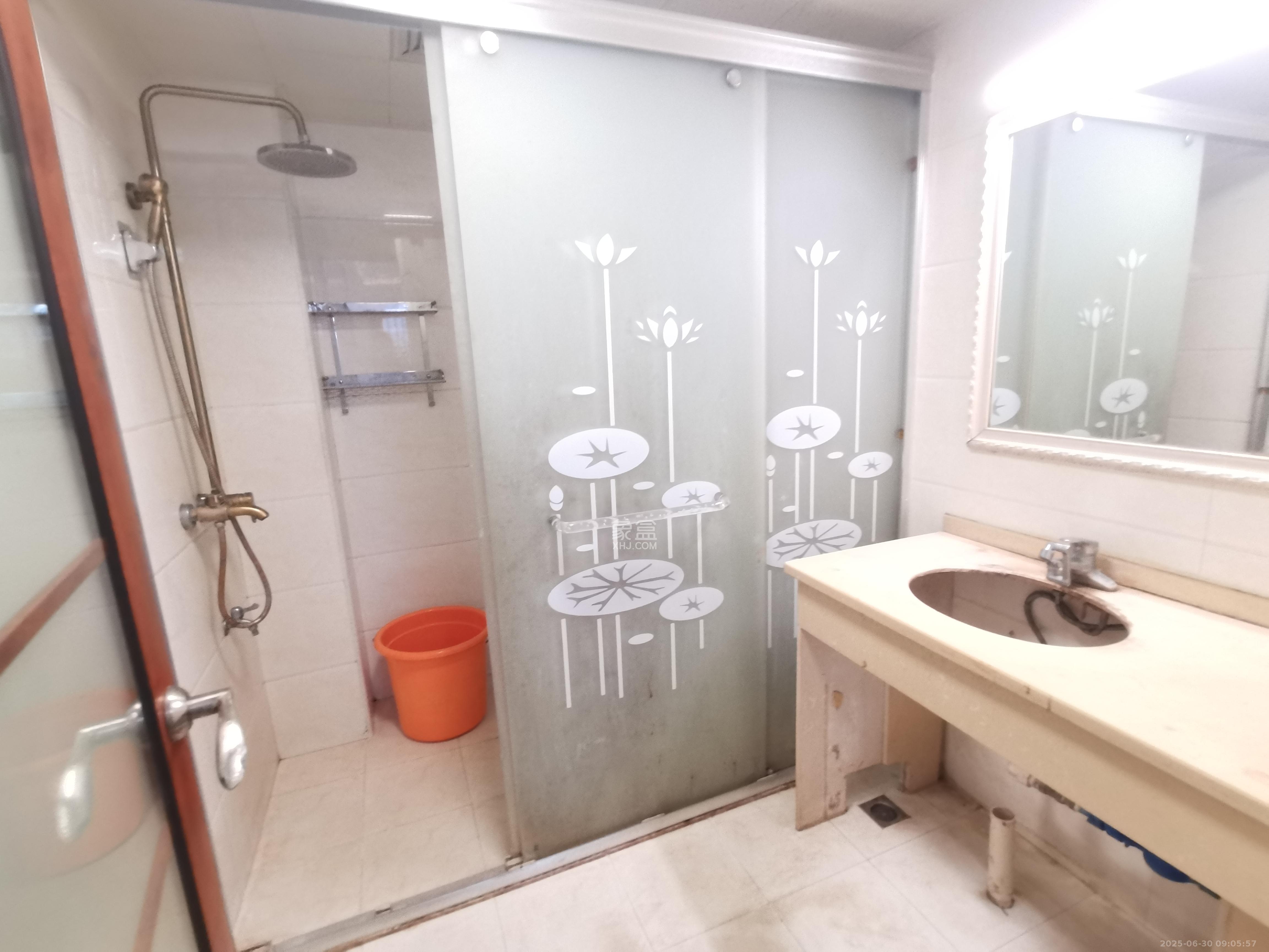 天下一家  3室2厅1卫    2600.0元/月 天下一家  3室2厅1卫    2600.0元/月室内图