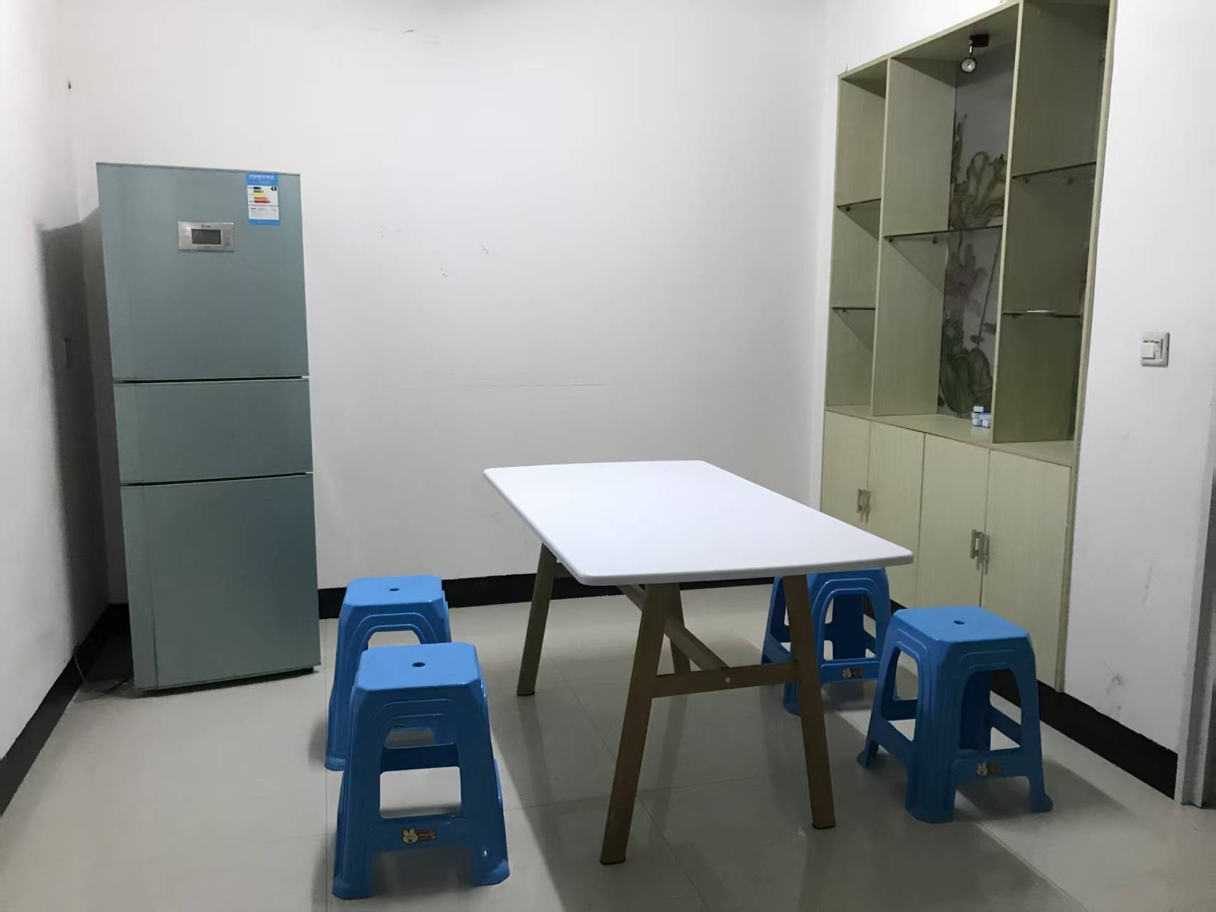 名牌大厦  3室2厅2卫   1500.00元/月室内图