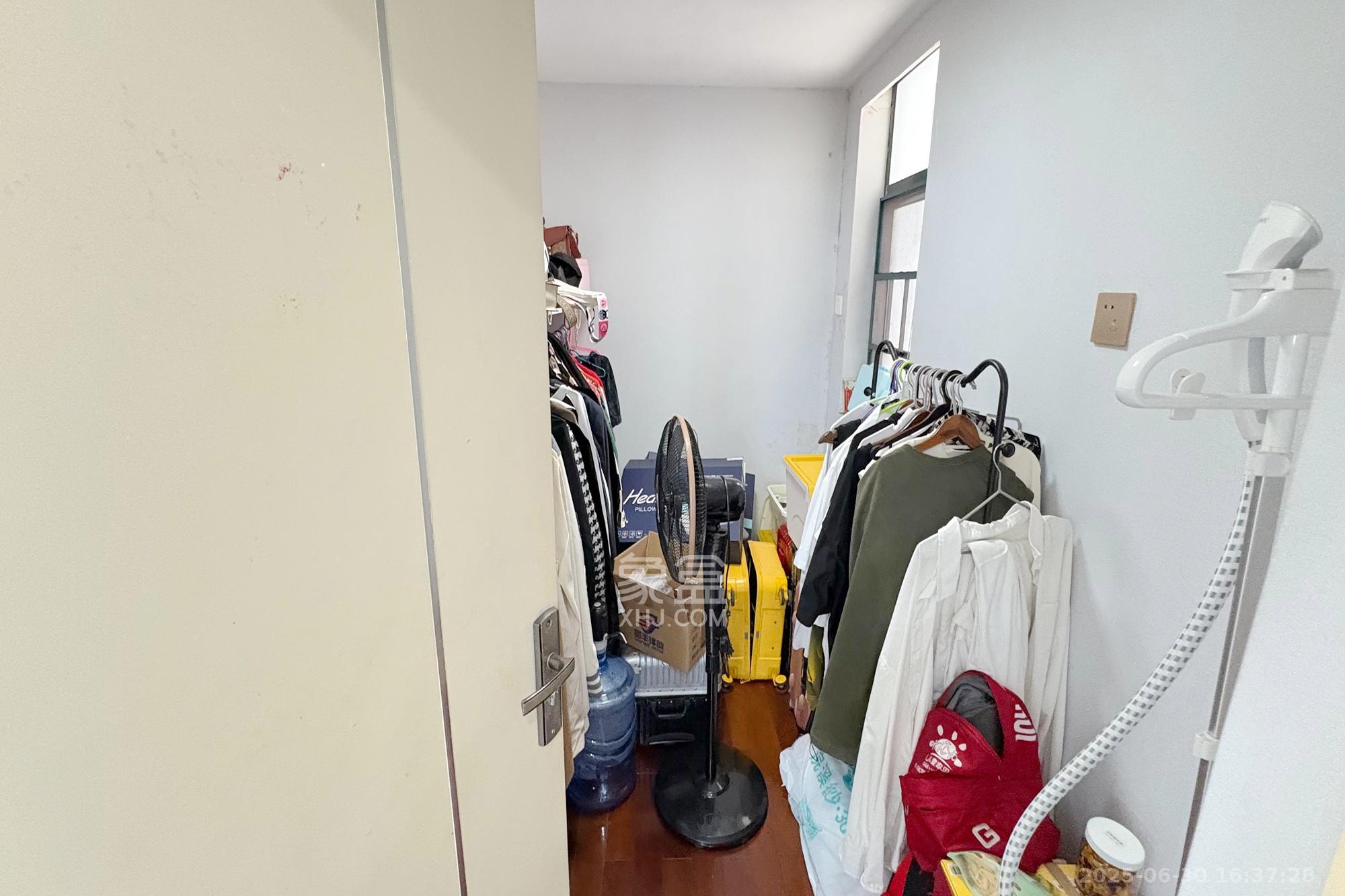 王府花园  3室2厅1卫   150.00万其他