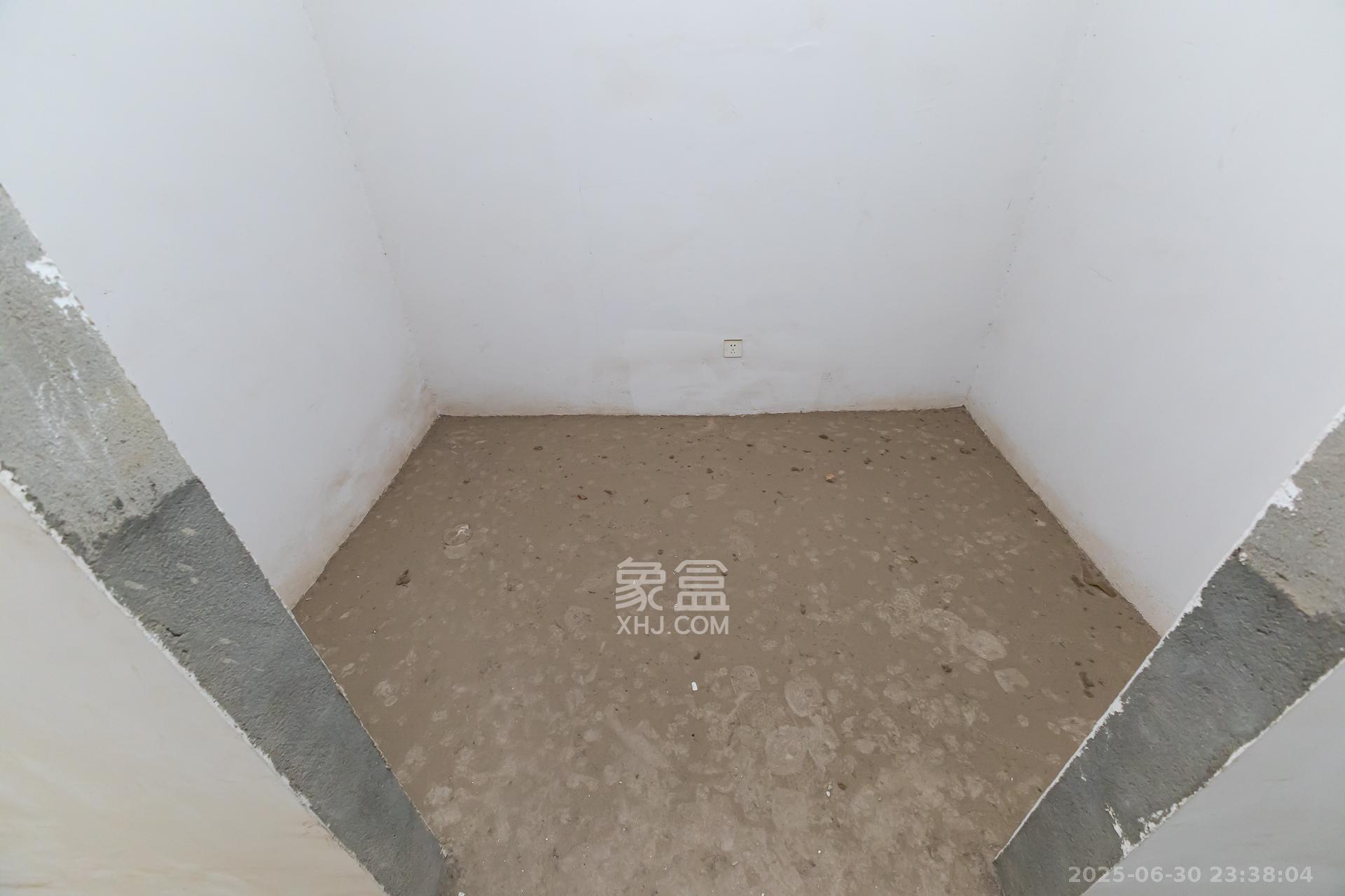 盈峰翠邸  4室2厅3卫    200.0万卧室