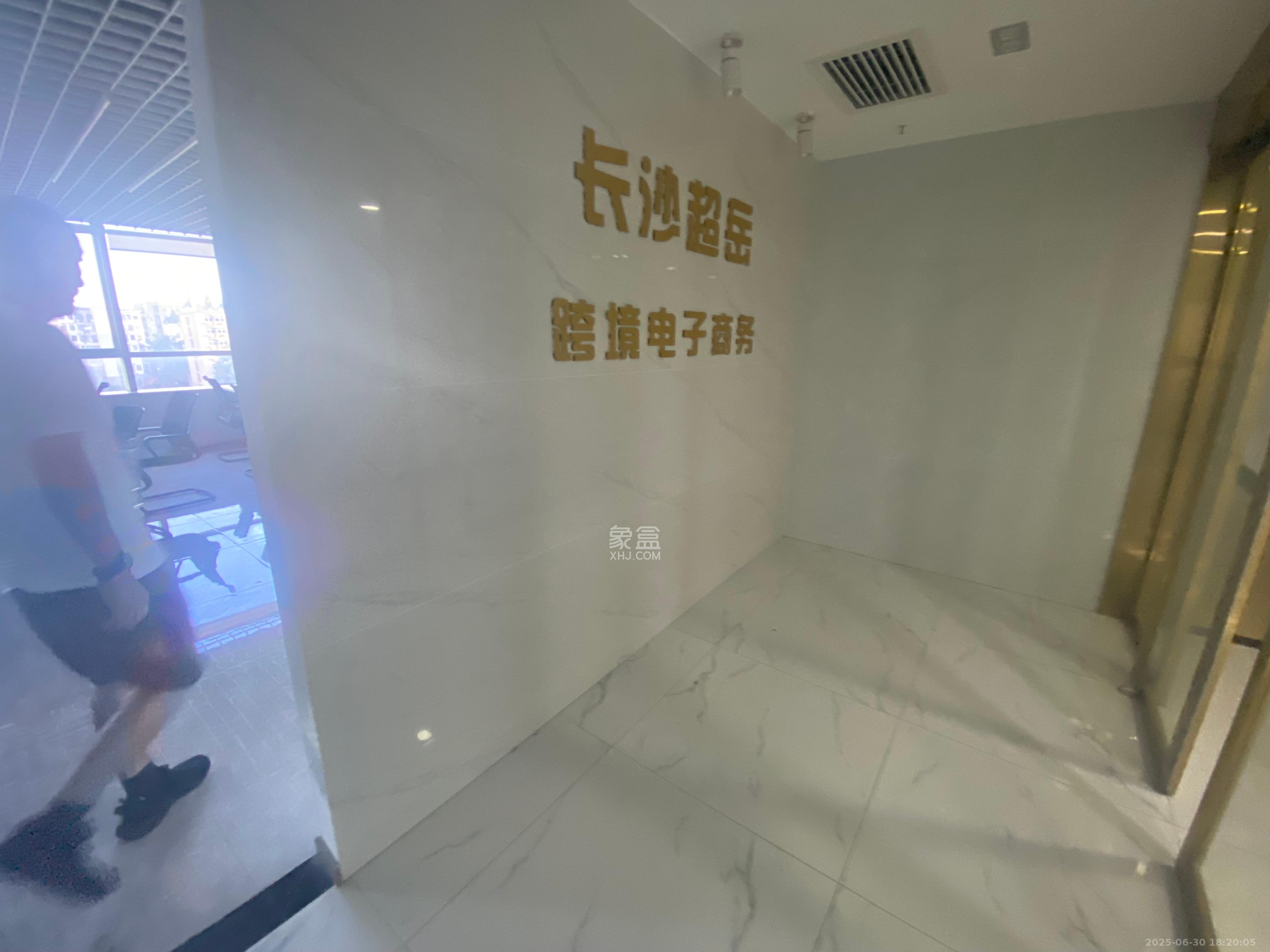 高信向日葵  3室1厅1卫    7500.0元/月 高信向日葵  3室1厅1卫    7500.0元/月室内图