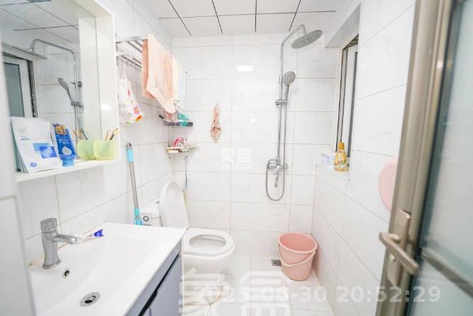 绿地新都会  3室2厅2卫   2300.00元/月室内图