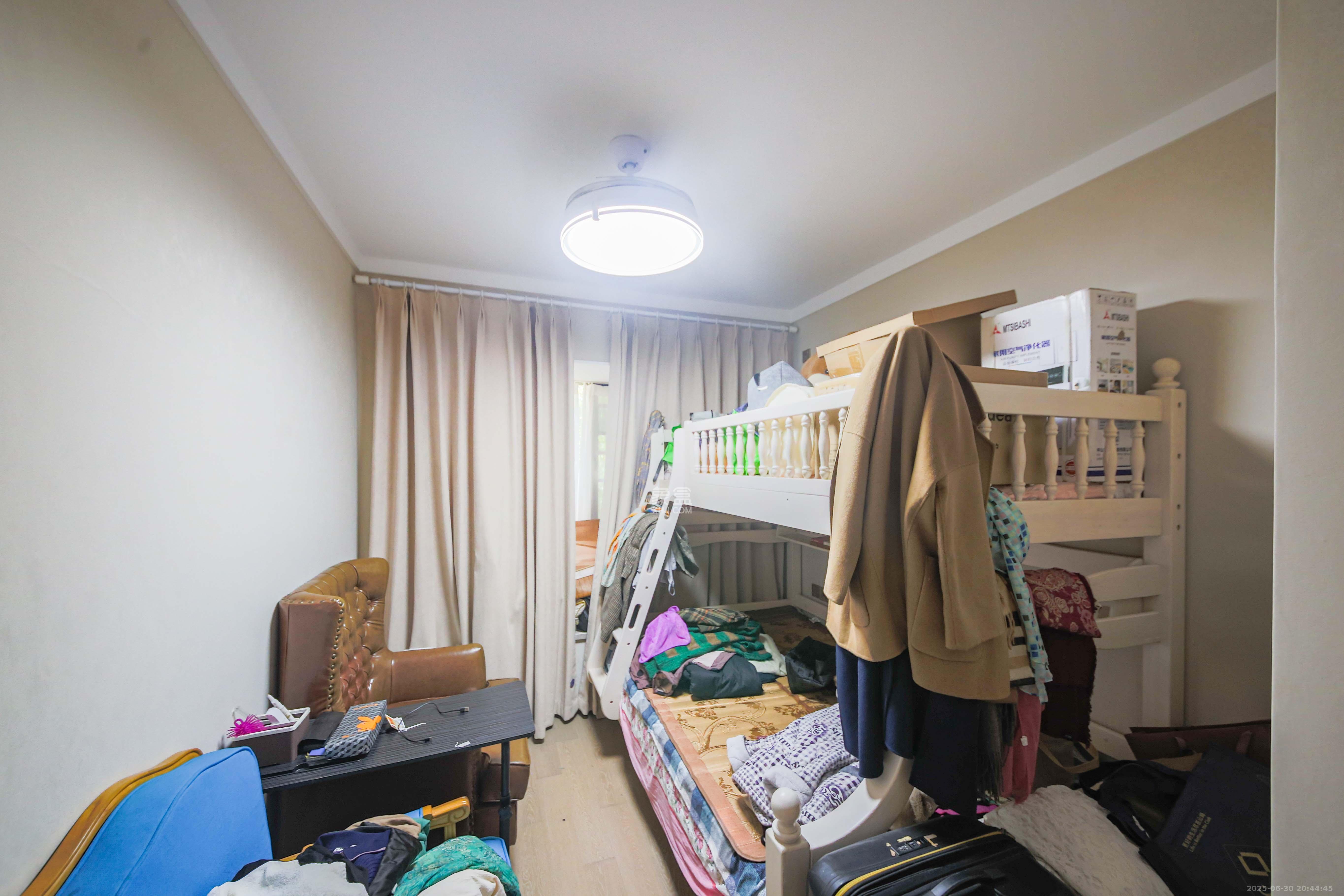 旭辉华宇南宸府  4室2厅2卫   238.00万卧室