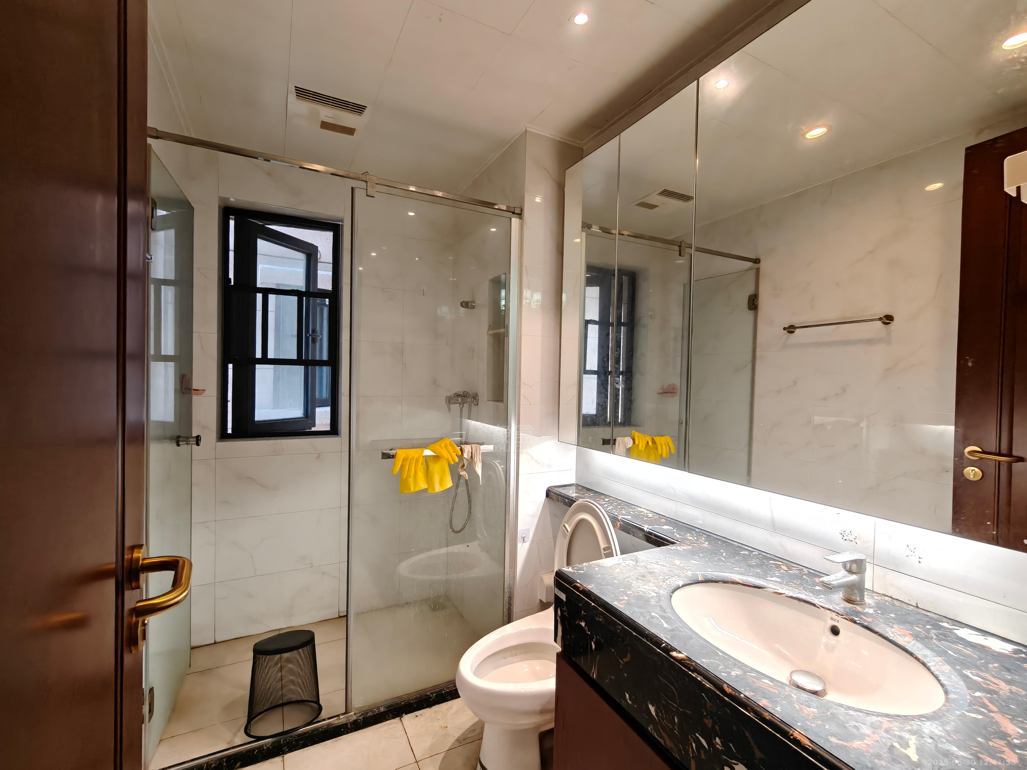 恒大华府 2室2厅1卫 1800.0元/月 恒大华府 2室2厅1卫 1800.0元/月室内图