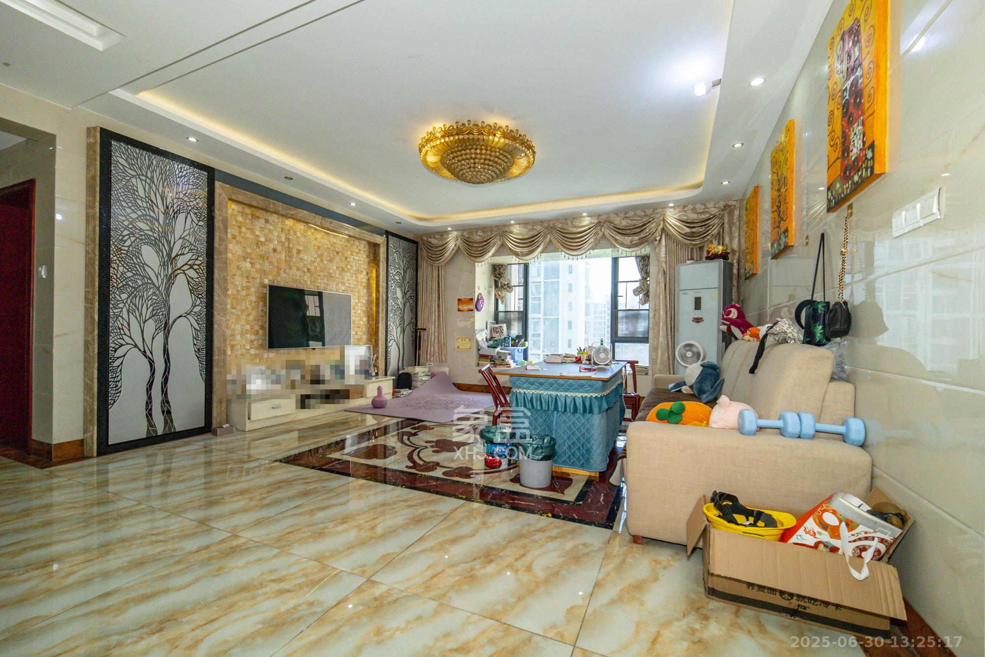 蓝山郡 5室2厅2卫 132.8万 蓝山郡 5室2厅2卫 132.8万客厅