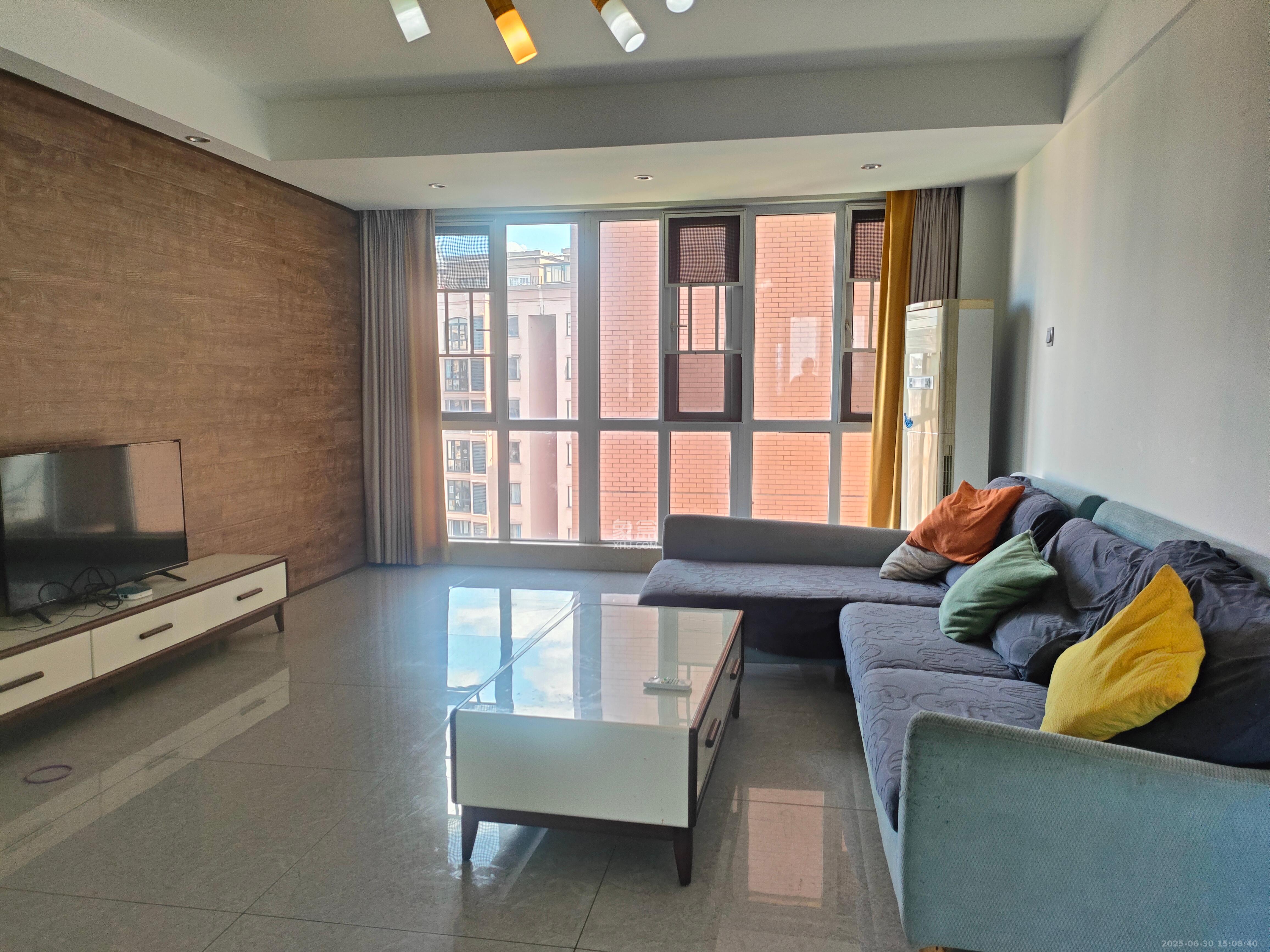 丽发新城 3室2厅1卫 1700.0元/月 丽发新城 3室2厅1卫 1700.0元/月室内图