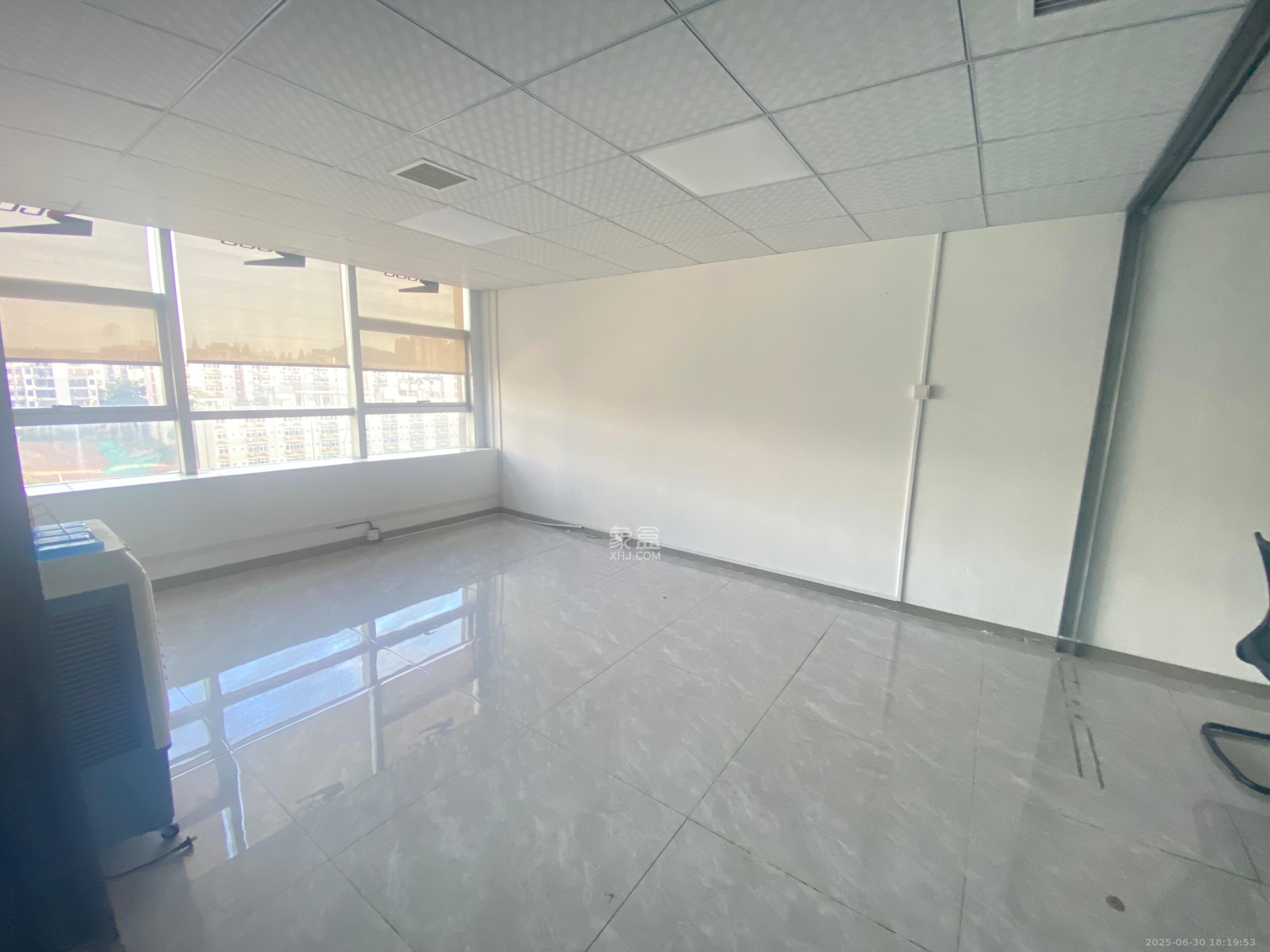 高信向日葵  3室1厅1卫    7500.0元/月 高信向日葵  3室1厅1卫    7500.0元/月室内图