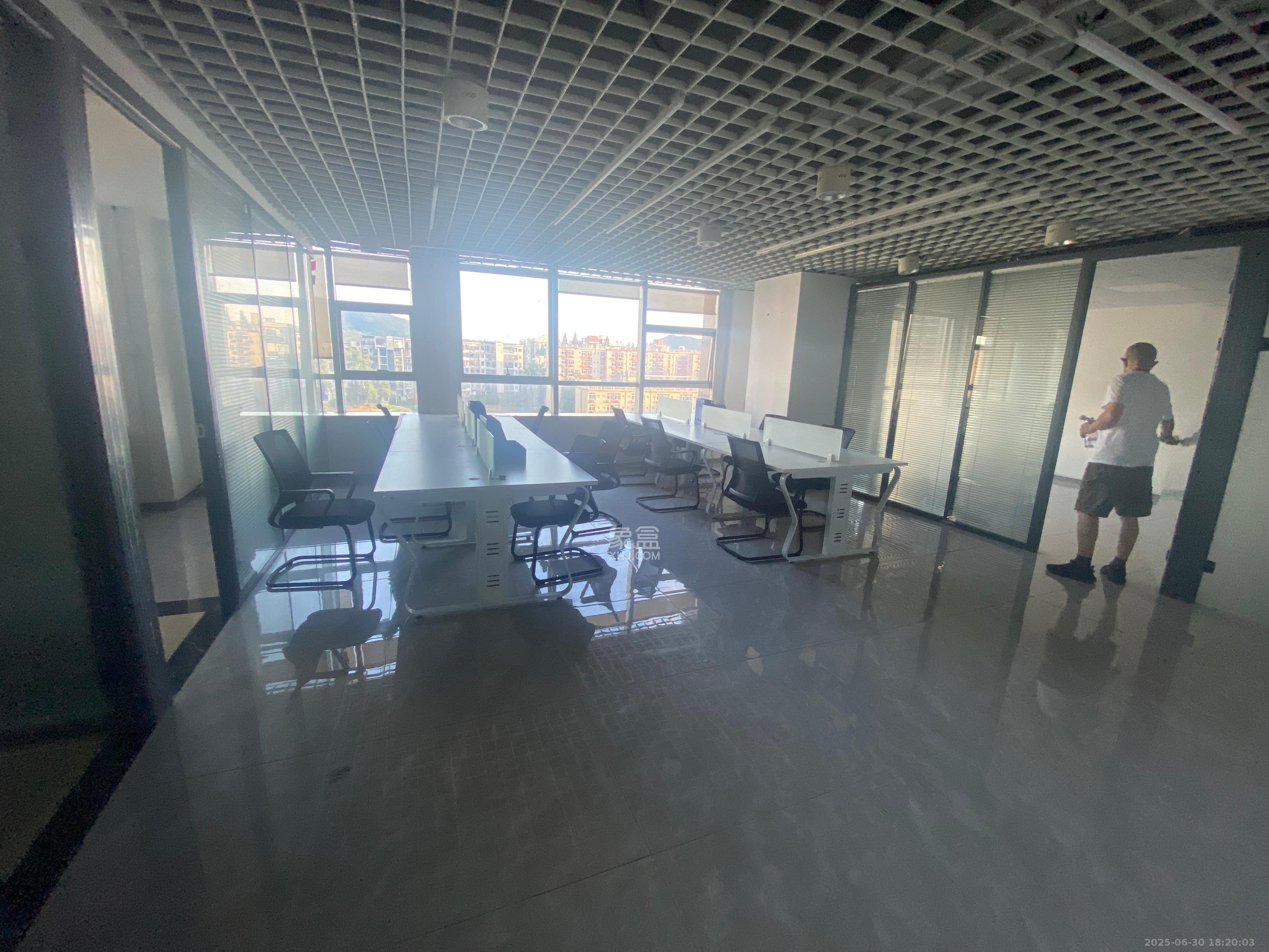 高信向日葵  3室1厅1卫    7500.0元/月 高信向日葵  3室1厅1卫    7500.0元/月室内图