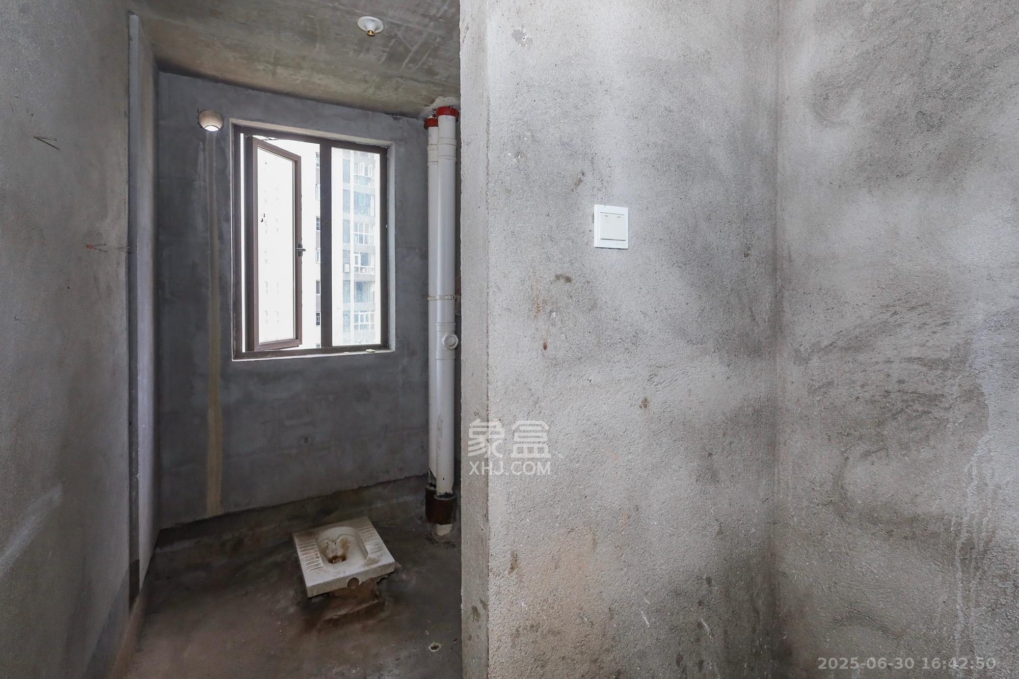 芙蓉别墅山庄(嘉湘华庭) 3室2厅2卫 137.0万 芙蓉别墅山庄(嘉湘华庭) 3室2厅2卫 137.0万卫生间