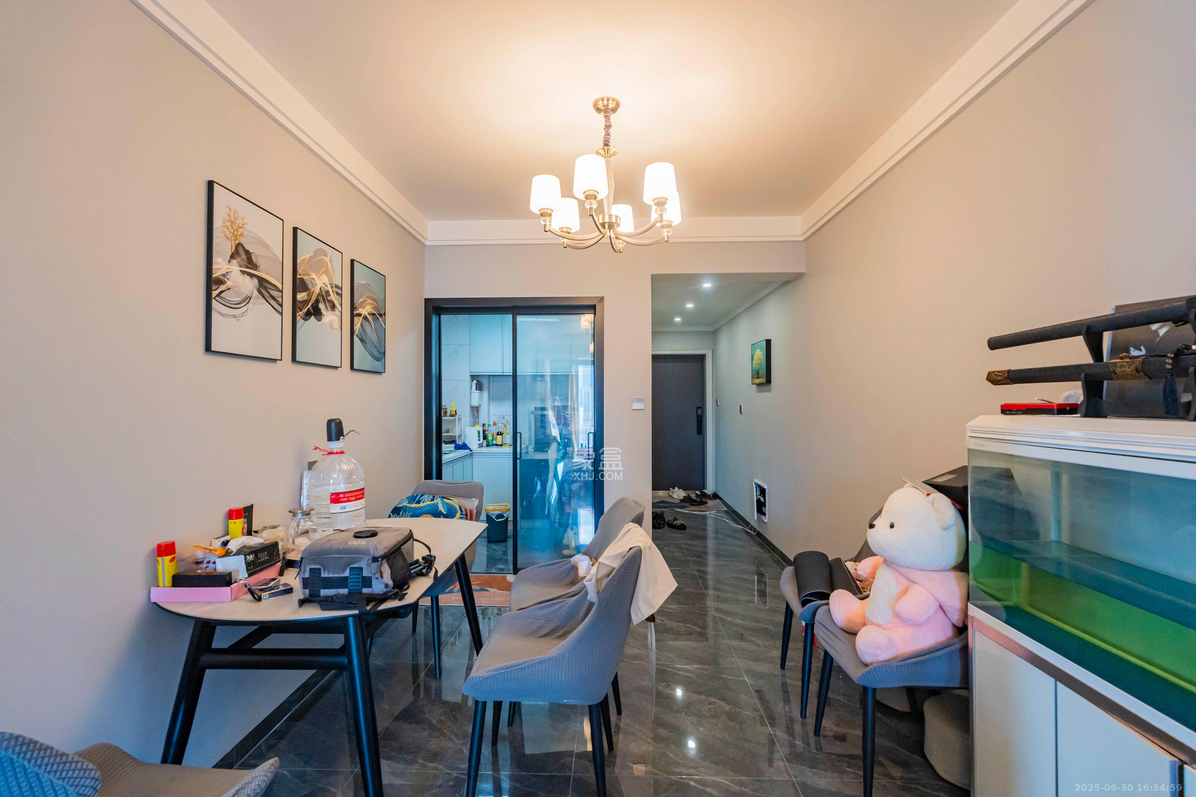 上园商住小区  3室2厅1卫    110.0万客厅