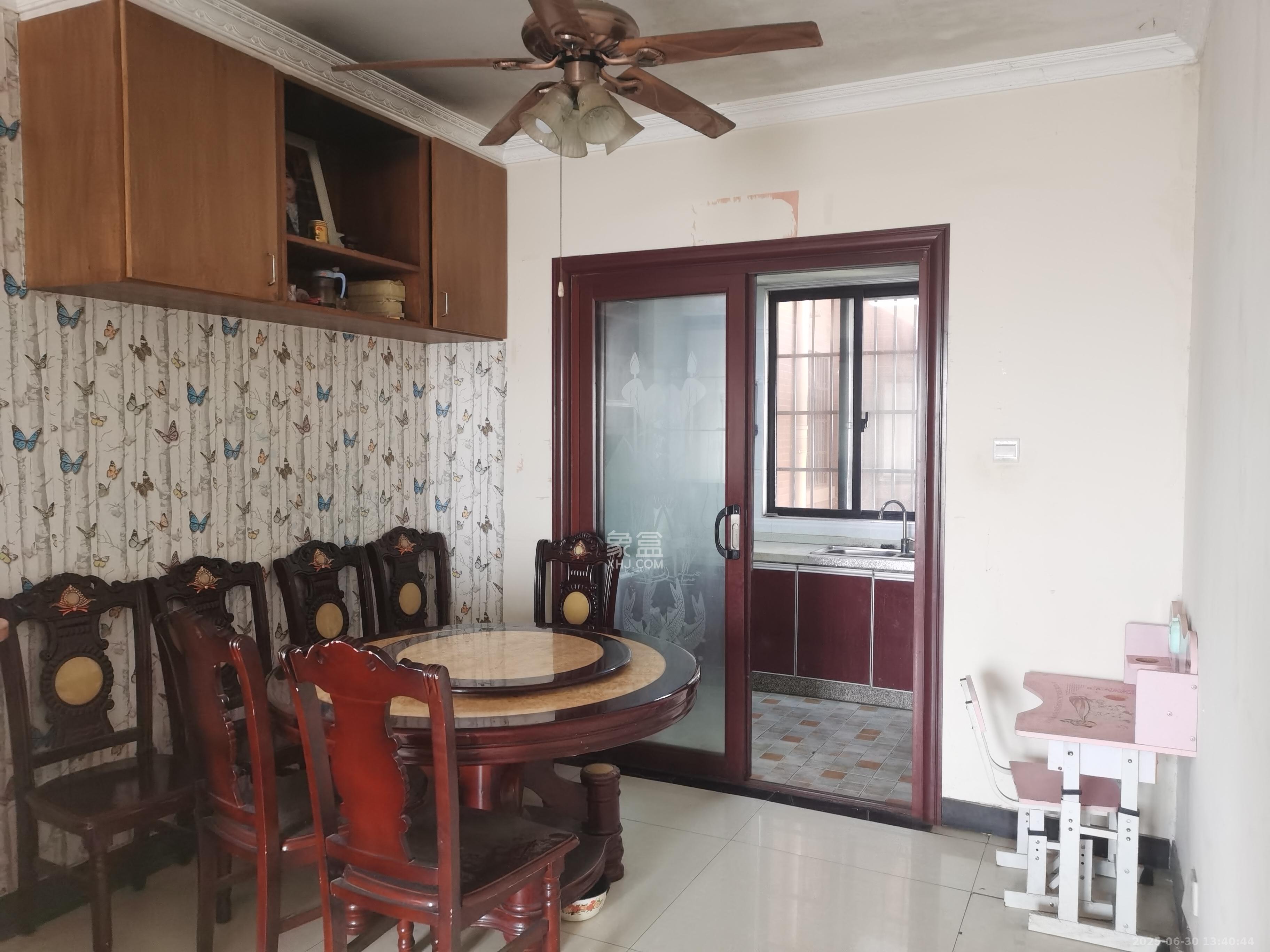 新城国际花都  3室2厅1卫    1600.0元/月 新城国际花都  3室2厅1卫    1600.0元/月室内图