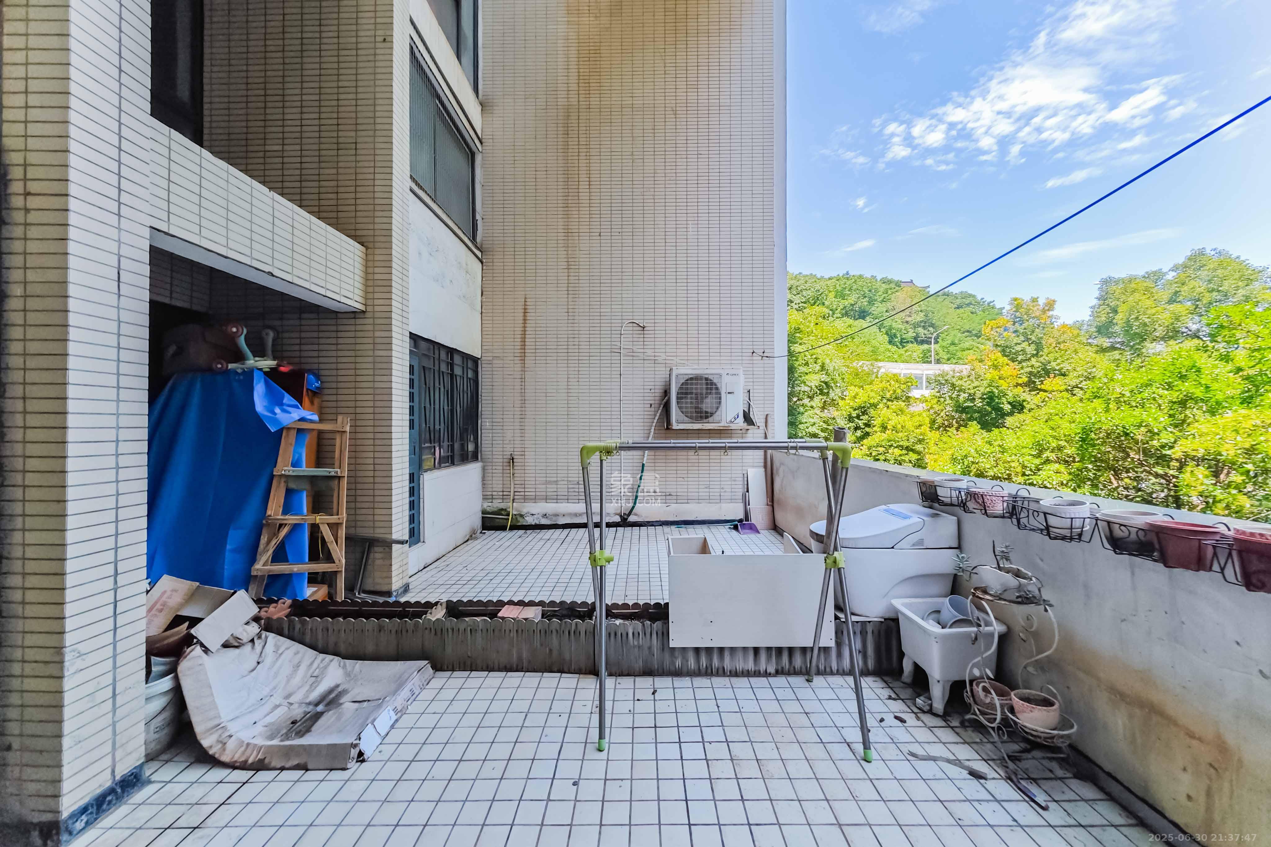 融科东南海  1室2厅2卫    170.0万阳台