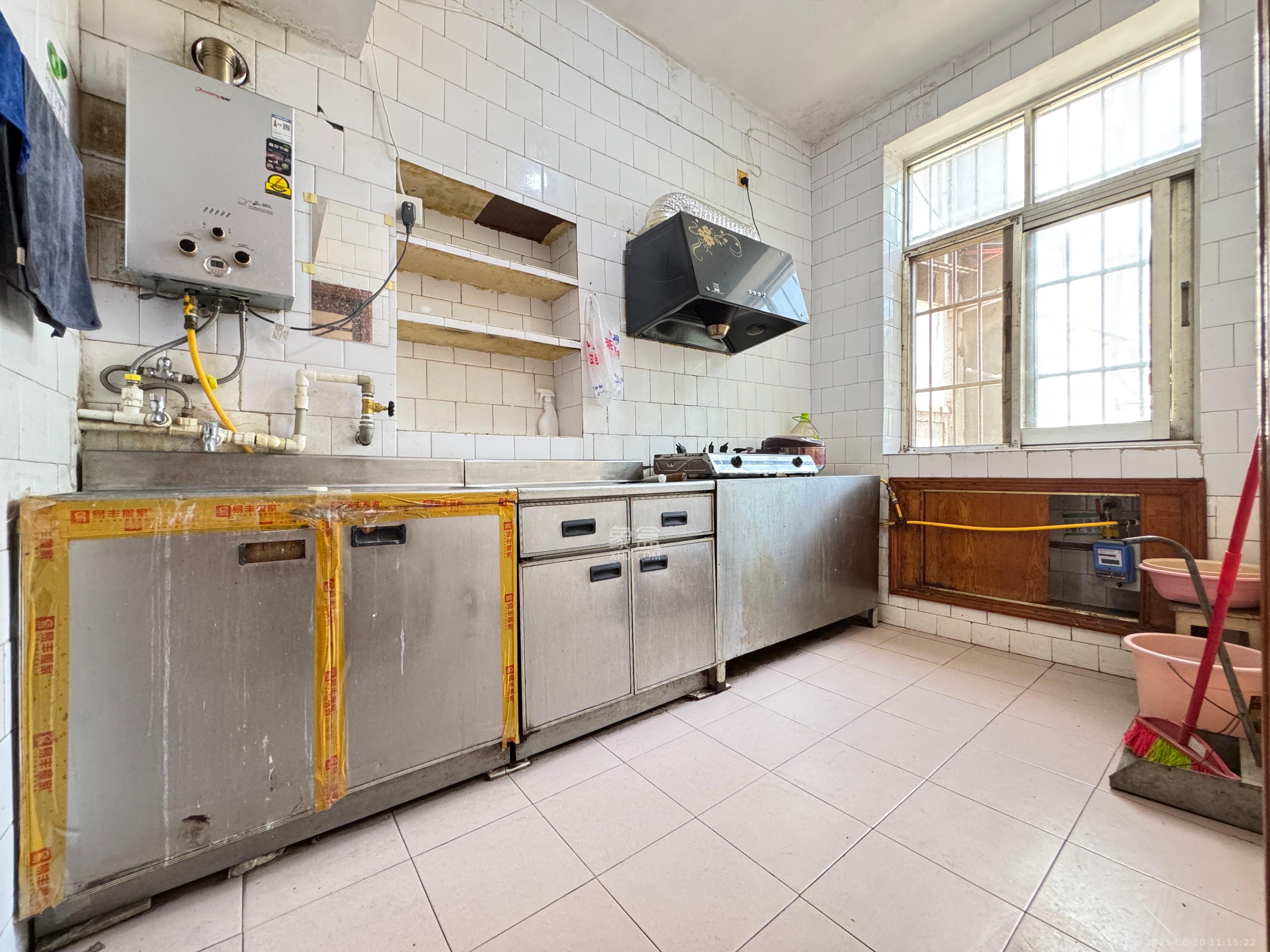 湖南省丝绸集团有限公司宿舍(人民西路288号)  2室1厅1卫    1900.0元/月 湖南省丝绸集团有限公司宿舍(人民西路288号)  2室1厅1卫    1900.0元/月室内图