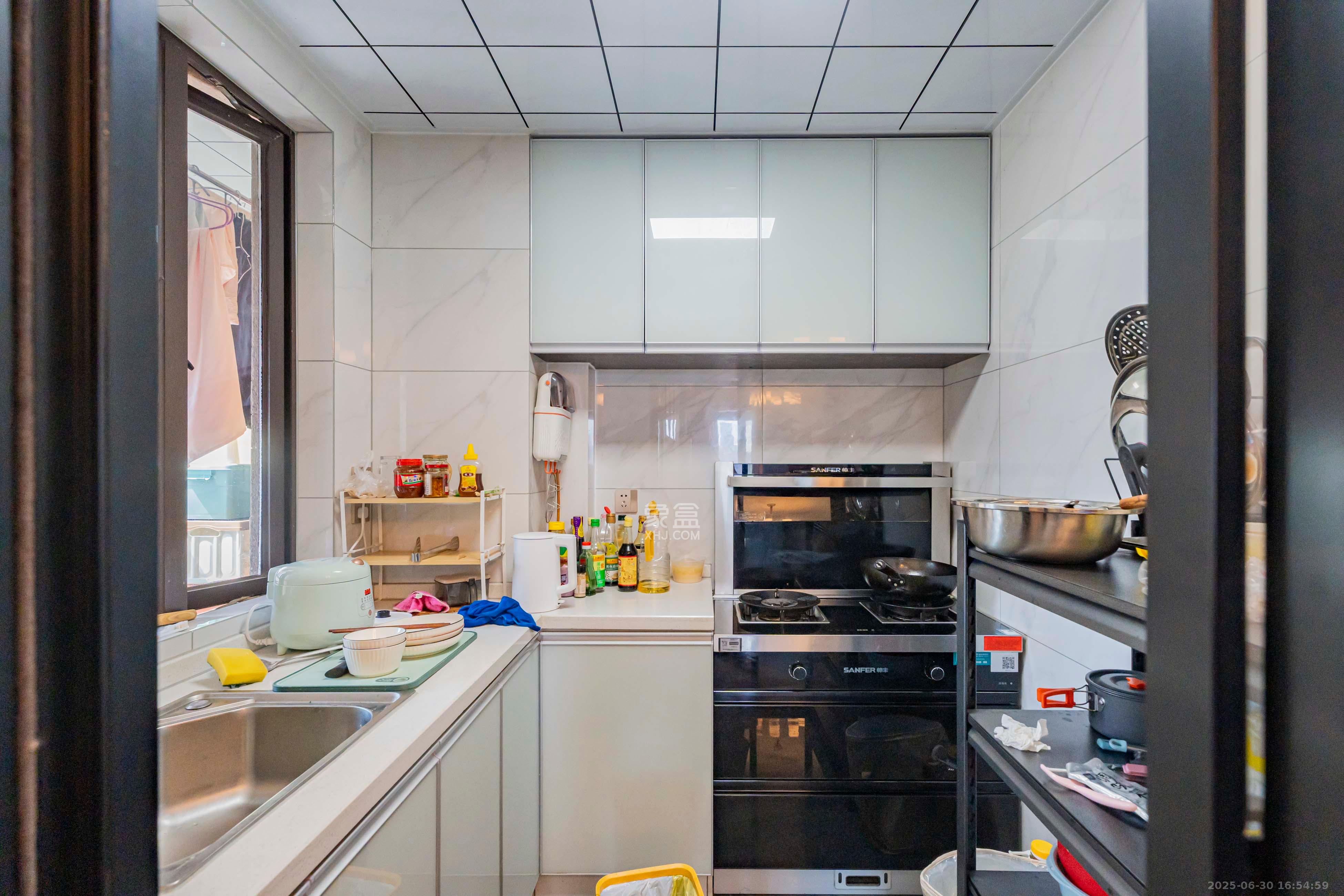 上园商住小区  3室2厅1卫    110.0万厨房