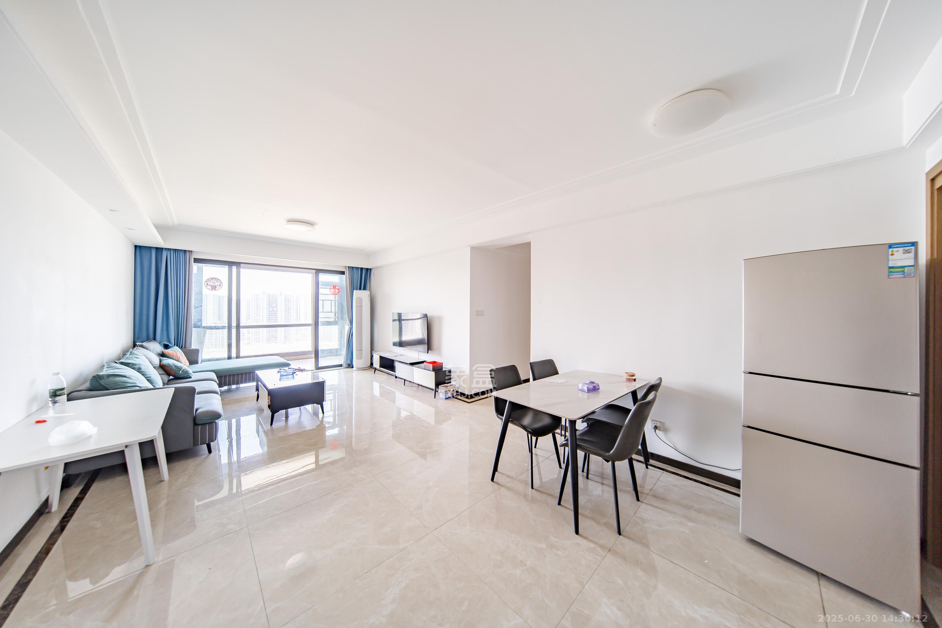 深业鹭栖府 3室2厅2卫 145.0万 深业鹭栖府 3室2厅2卫 145.0万客厅