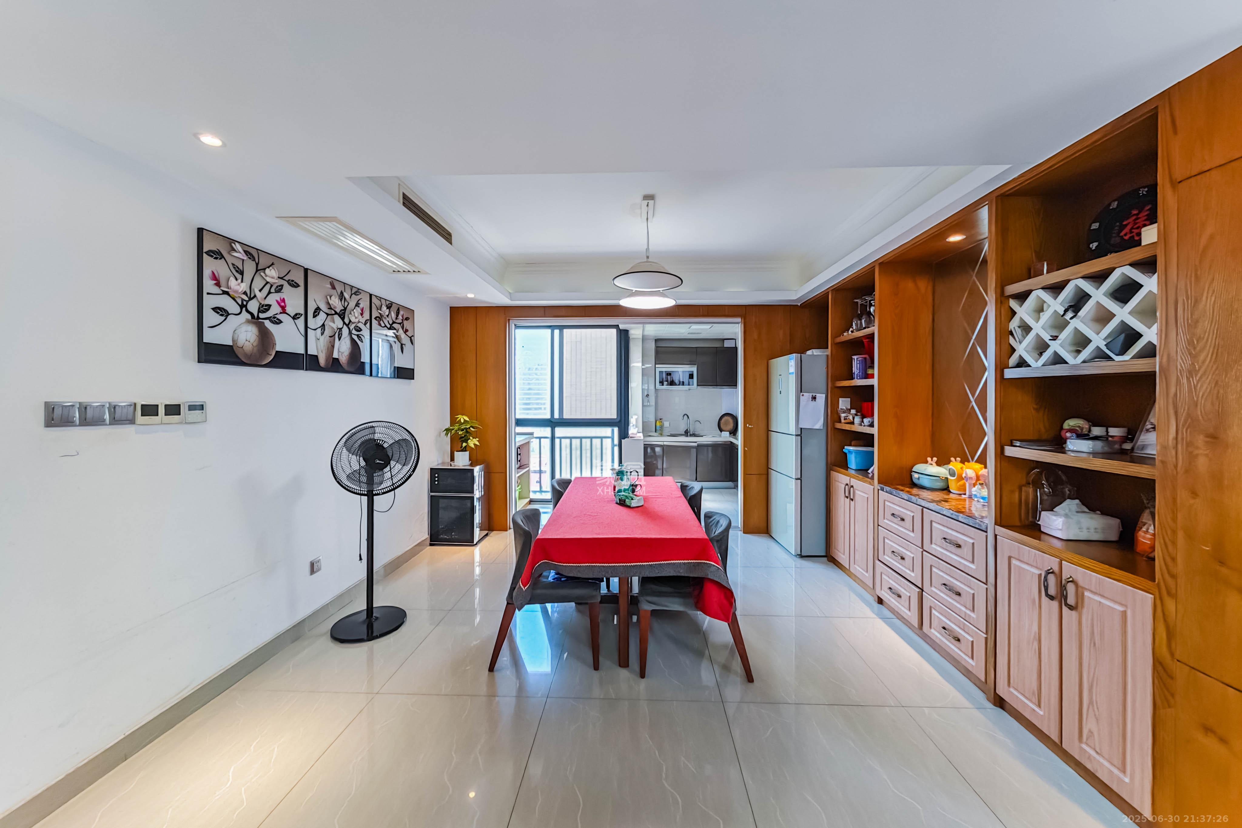 融科东南海  4室2厅2卫    148.0万 融科东南海  4室2厅2卫    148.0万客厅