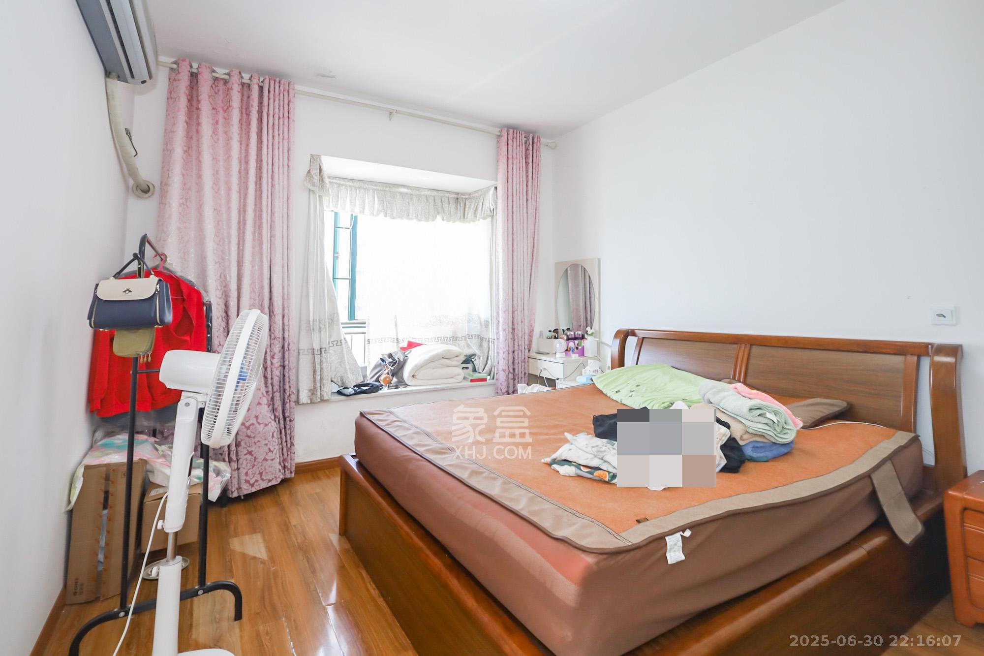 滨江金座 2室2厅1卫 85.0万 滨江金座 2室2厅1卫 85.0万卧室