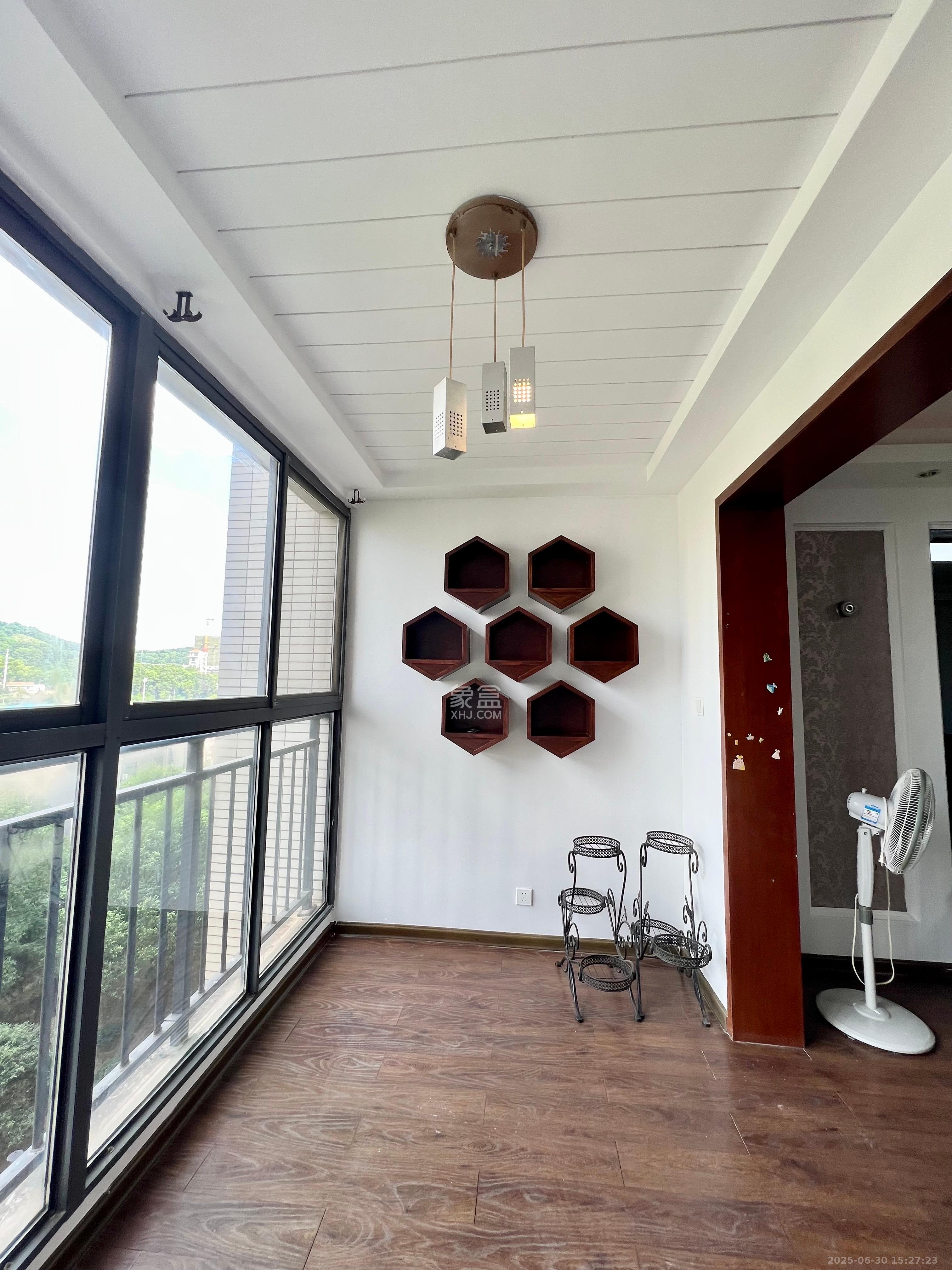 极目楚天  3室2厅2卫    2700.0元/月 极目楚天  3室2厅2卫    2700.0元/月室内图