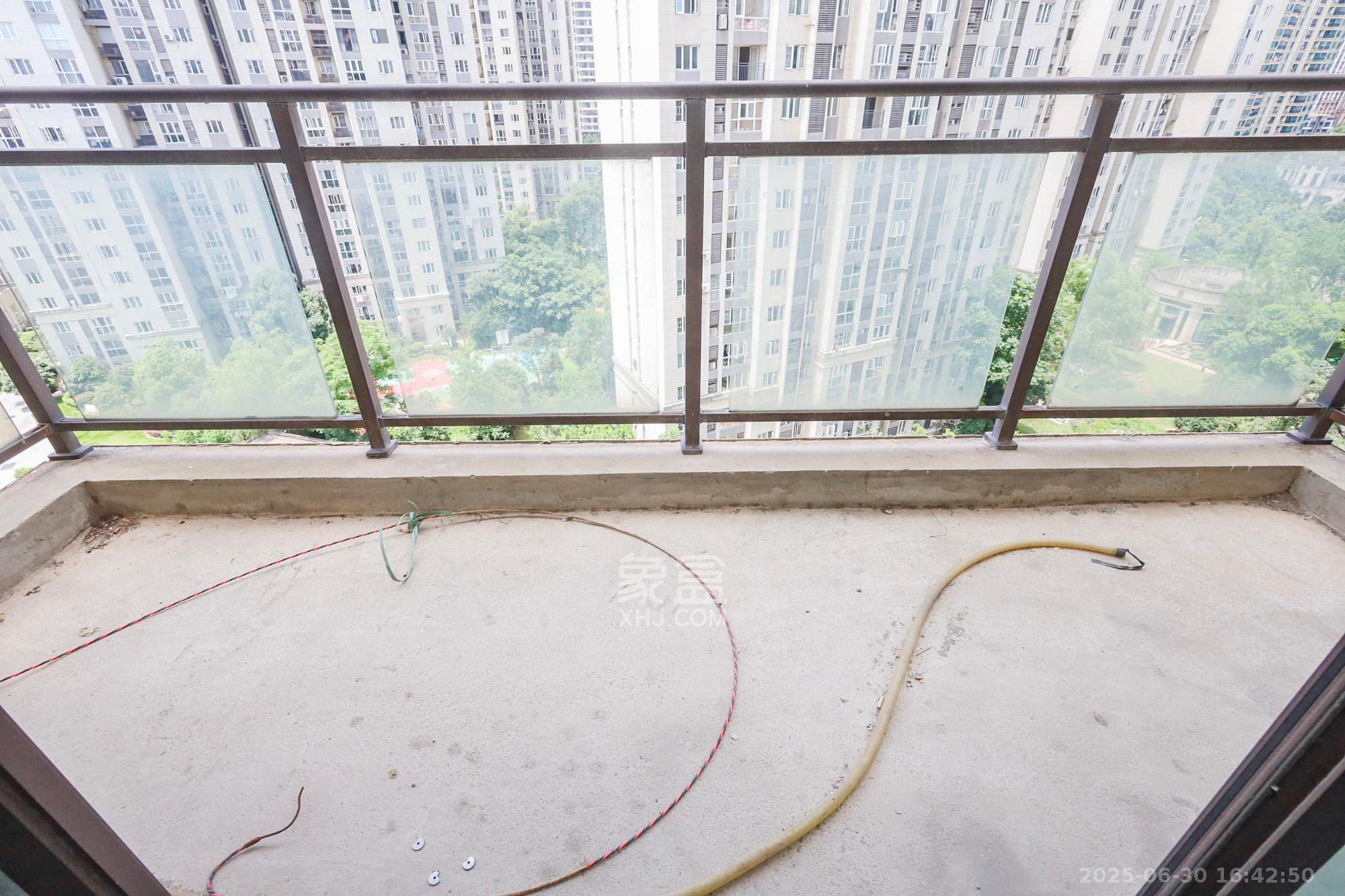 芙蓉别墅山庄(嘉湘华庭) 3室2厅2卫 137.0万 芙蓉别墅山庄(嘉湘华庭) 3室2厅2卫 137.0万阳台