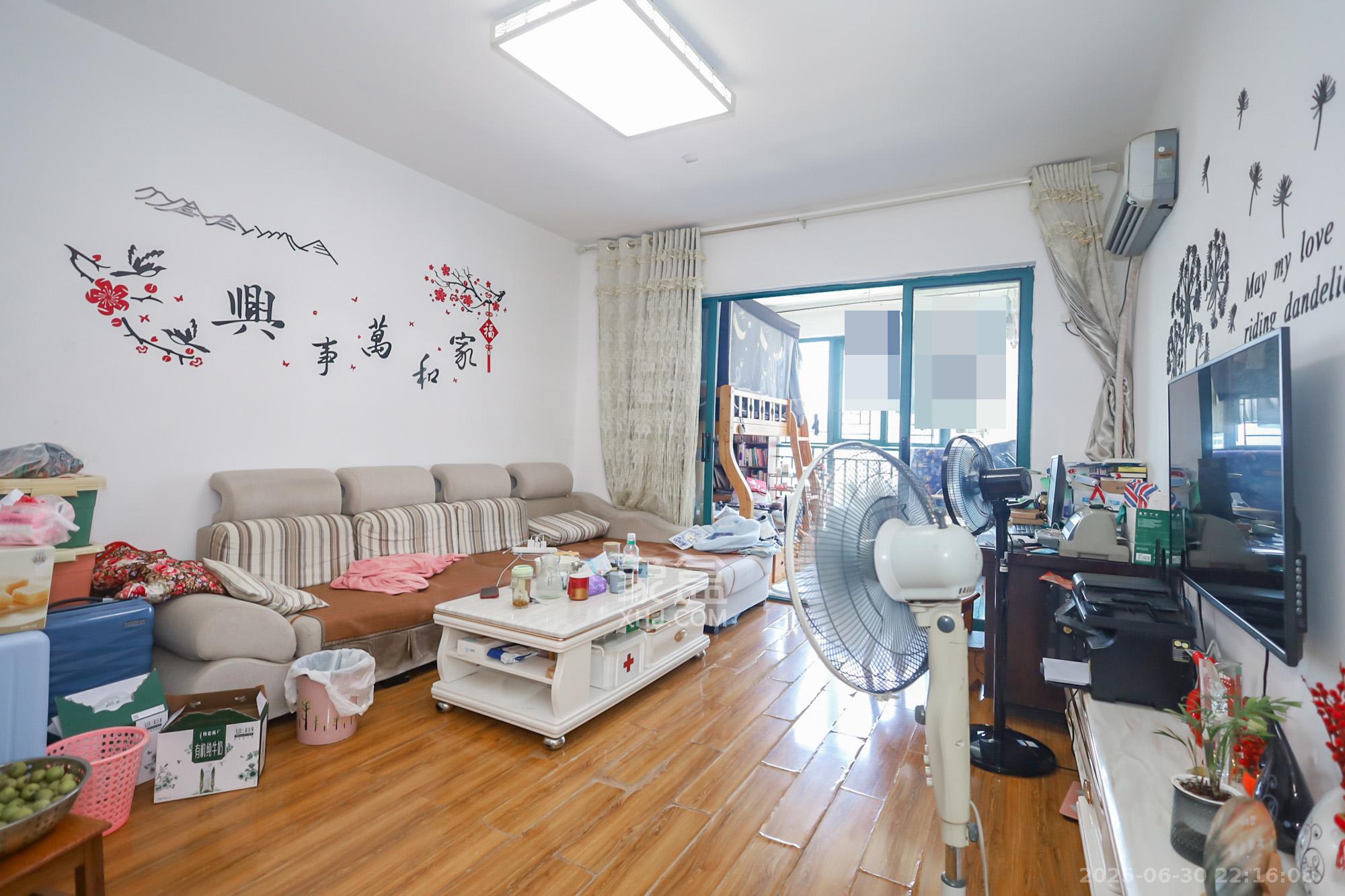 滨江金座 2室2厅1卫 85.0万 滨江金座 2室2厅1卫 85.0万客厅