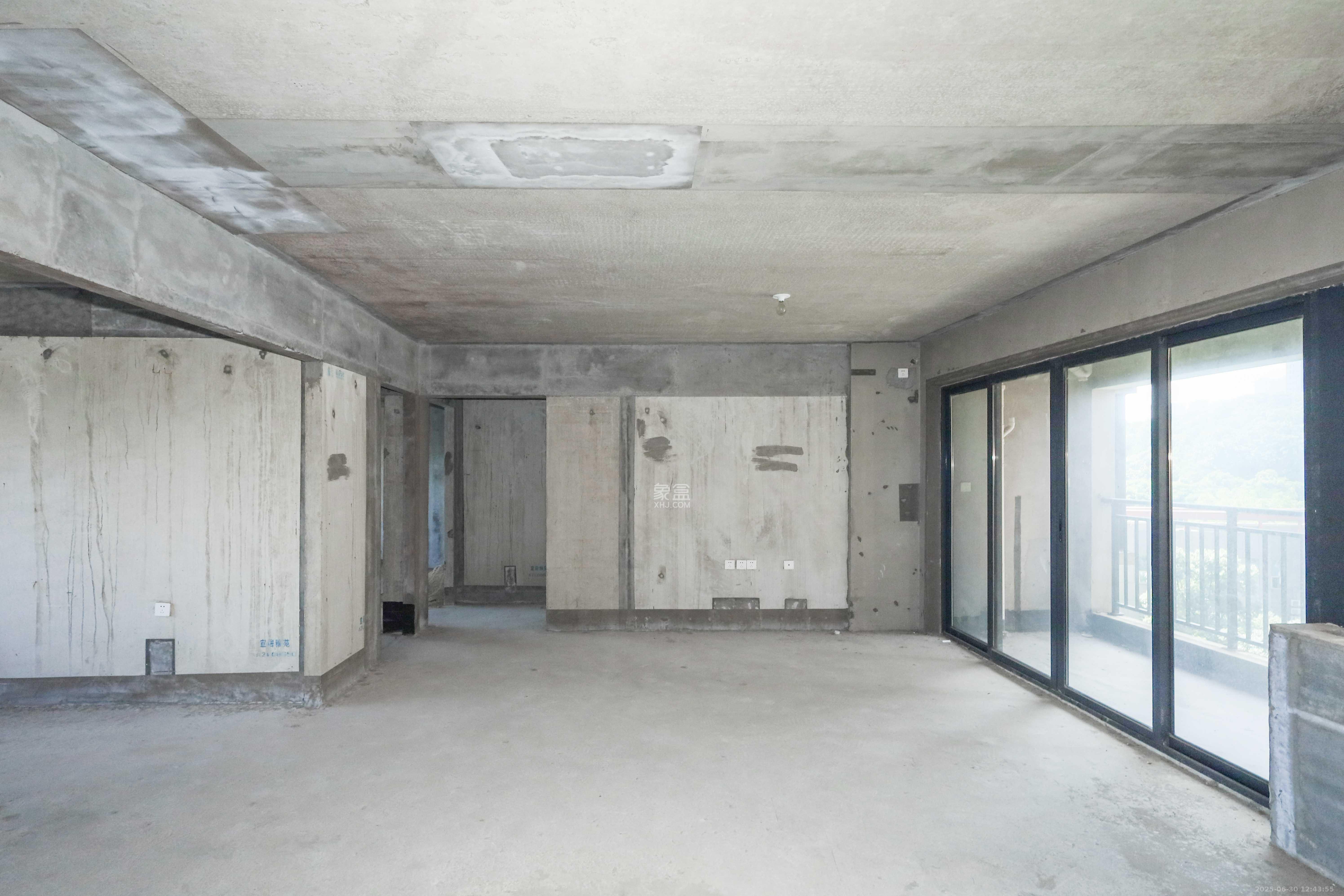 好莱城(弘德西街)  4室2厅2卫    108.0万 好莱城(弘德西街)  4室2厅2卫    108.0万客厅