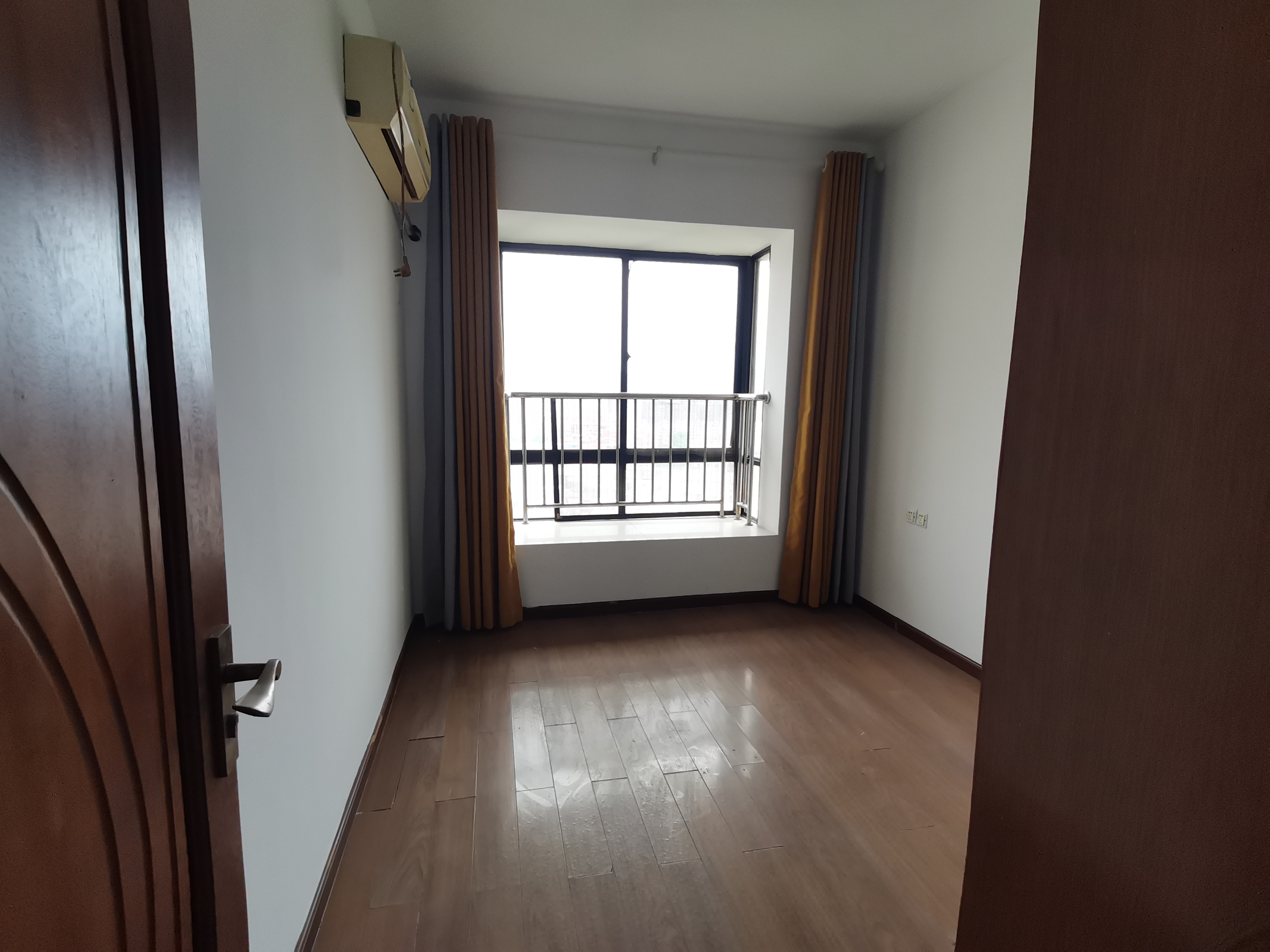 湘银二期世纪花园 5室3厅2卫 98.0万 湘银二期世纪花园 5室3厅2卫 98.0万室内图