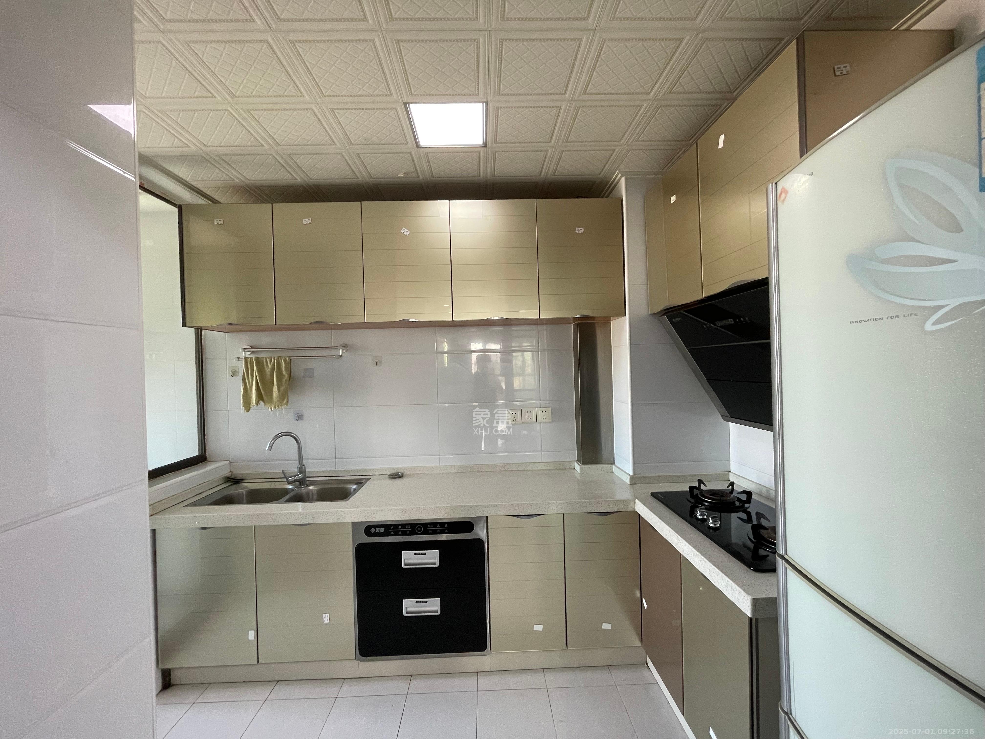 和泓梅溪四季 3室2厅2卫 2600.0元/月 和泓梅溪四季 3室2厅2卫 2600.0元/月室内图