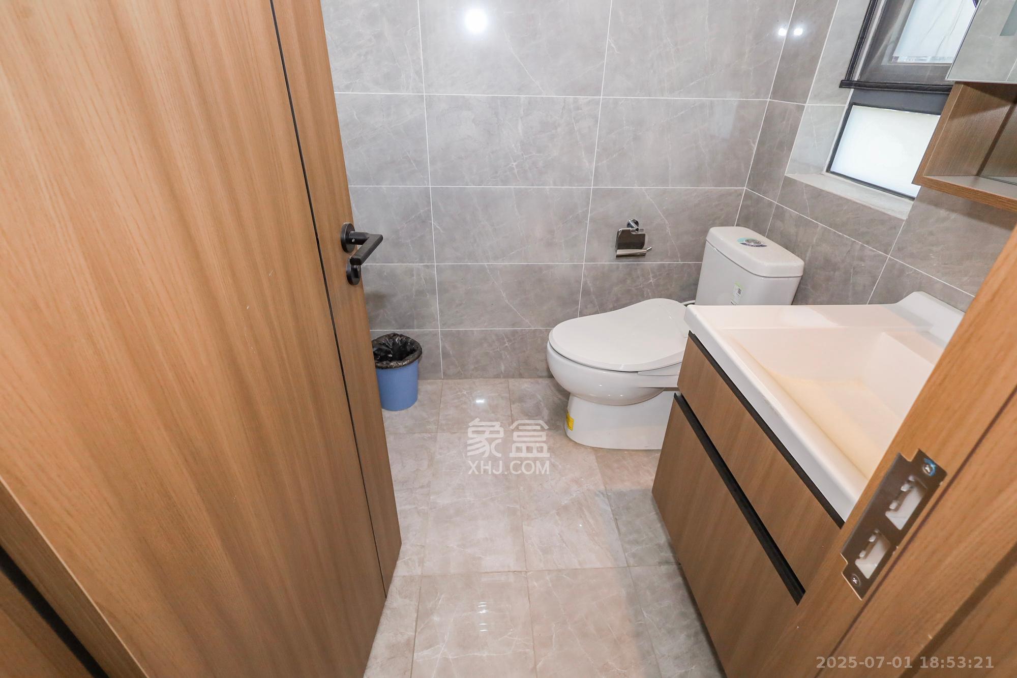 卓越中寰 4室2厅2卫 247.0万 卓越中寰 4室2厅2卫 247.0万卫生间