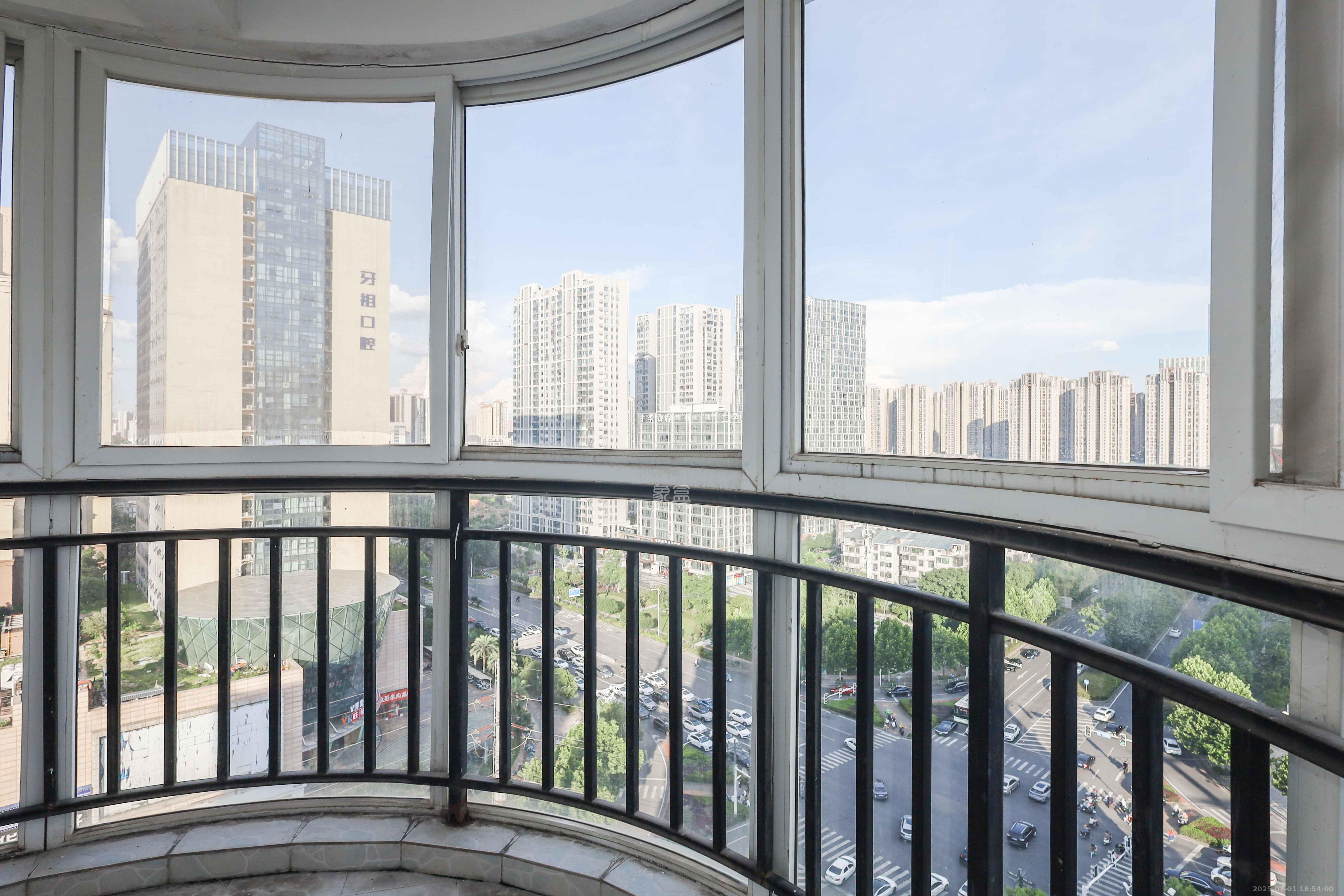 麓山润城 1室2厅1卫 95.0万 麓山润城 1室2厅1卫 95.0万阳台