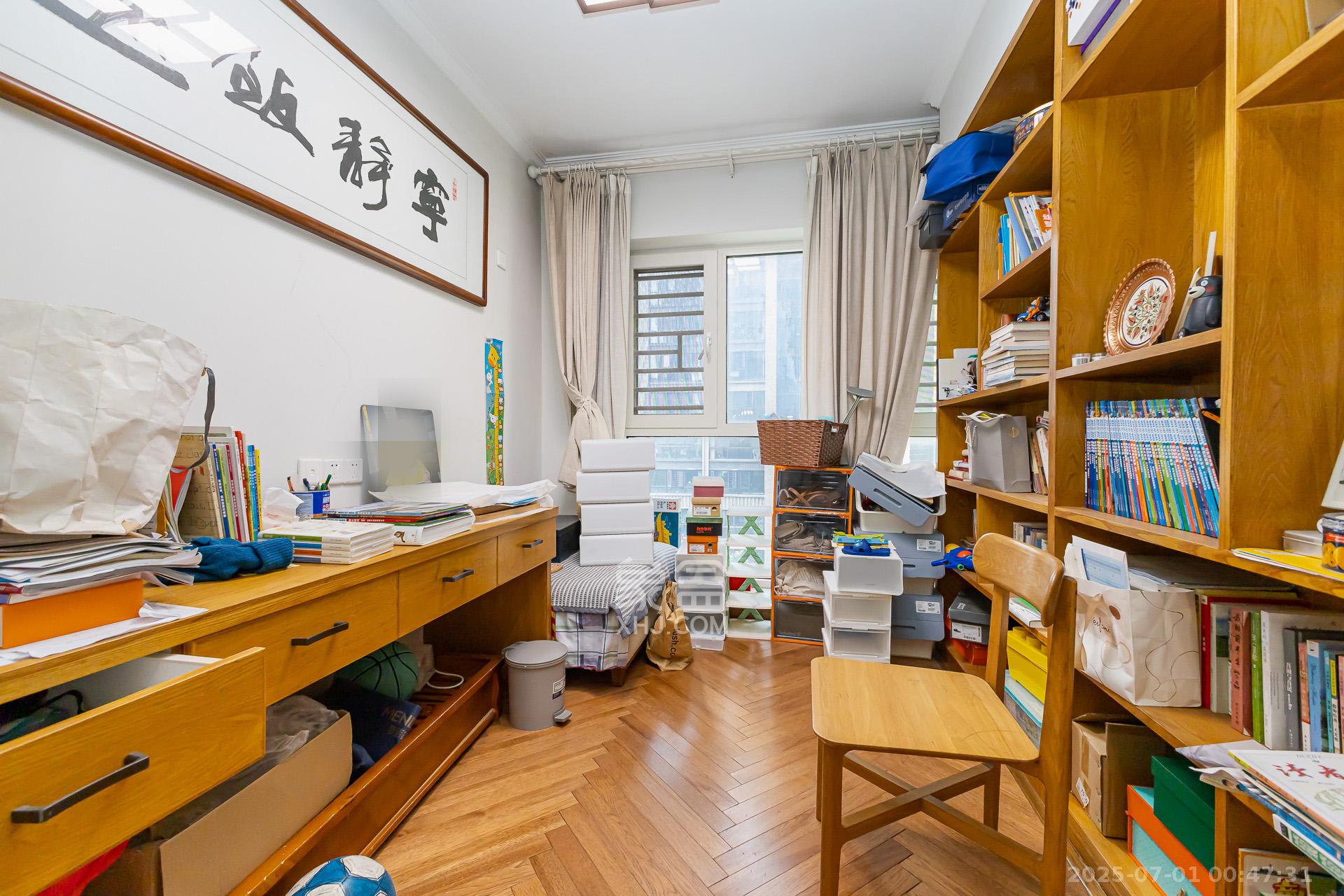 山与墅  4室2厅2卫   92.00万卧室