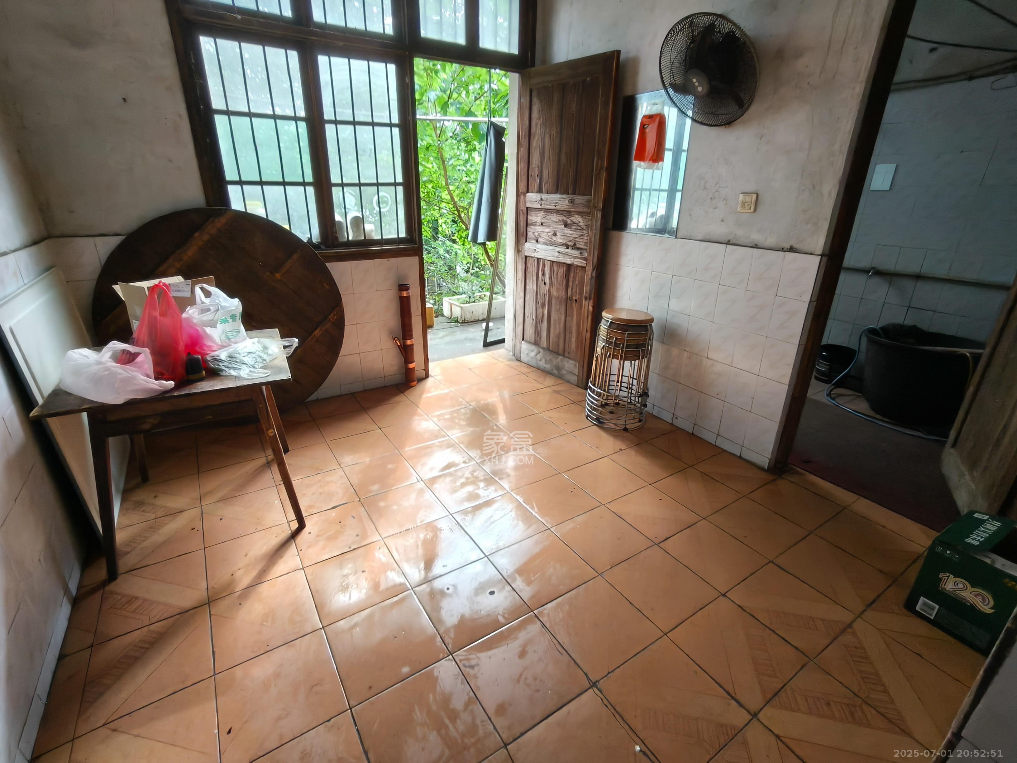 榔梨镇散盘 6室2厅2卫 248.00万 榔梨镇散盘 6室2厅2卫 248.00万卧室