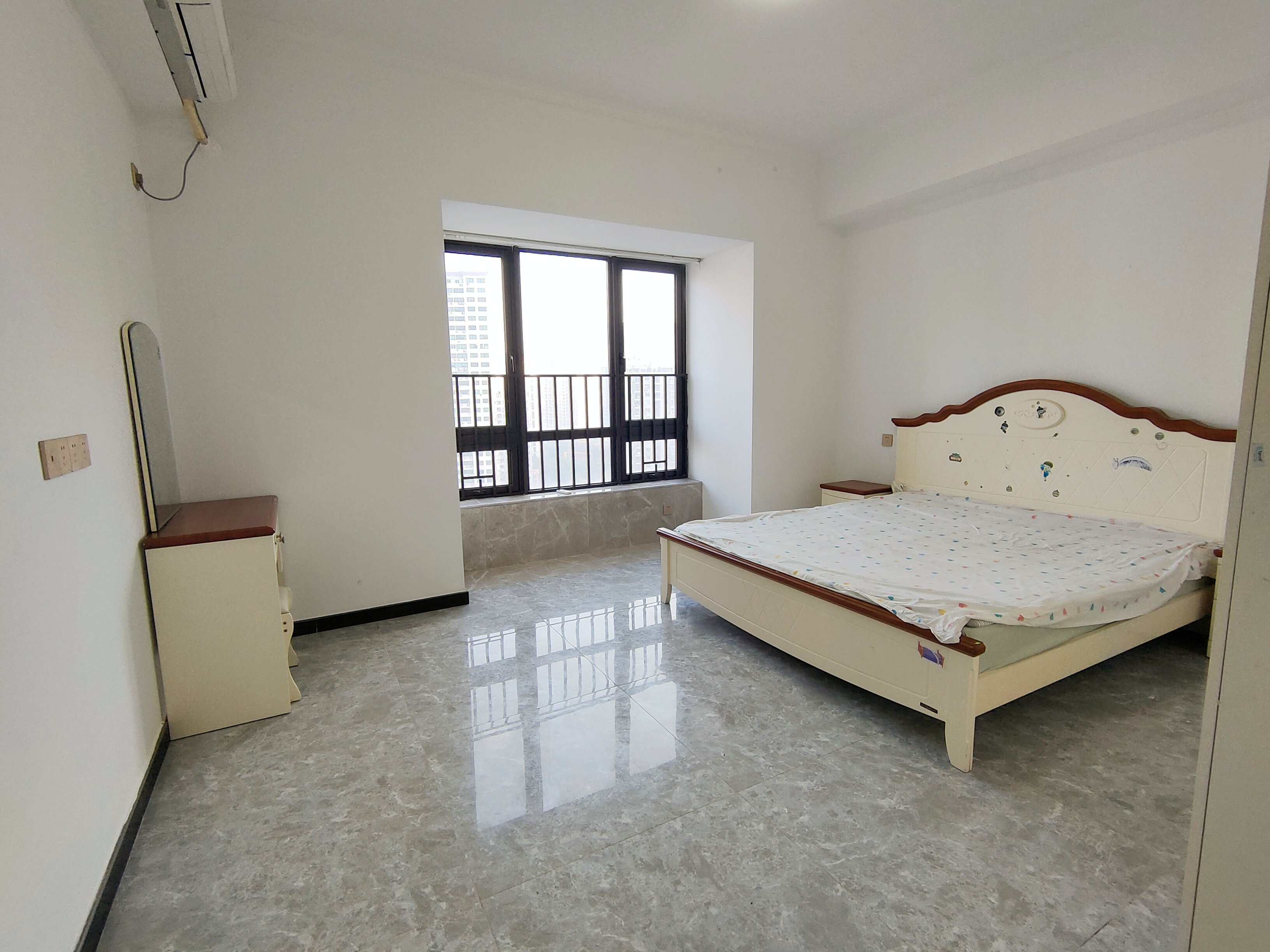 华润中心 3室2厅2卫 5500.00元/月 华润中心 3室2厅2卫 5500.00元/月室内图