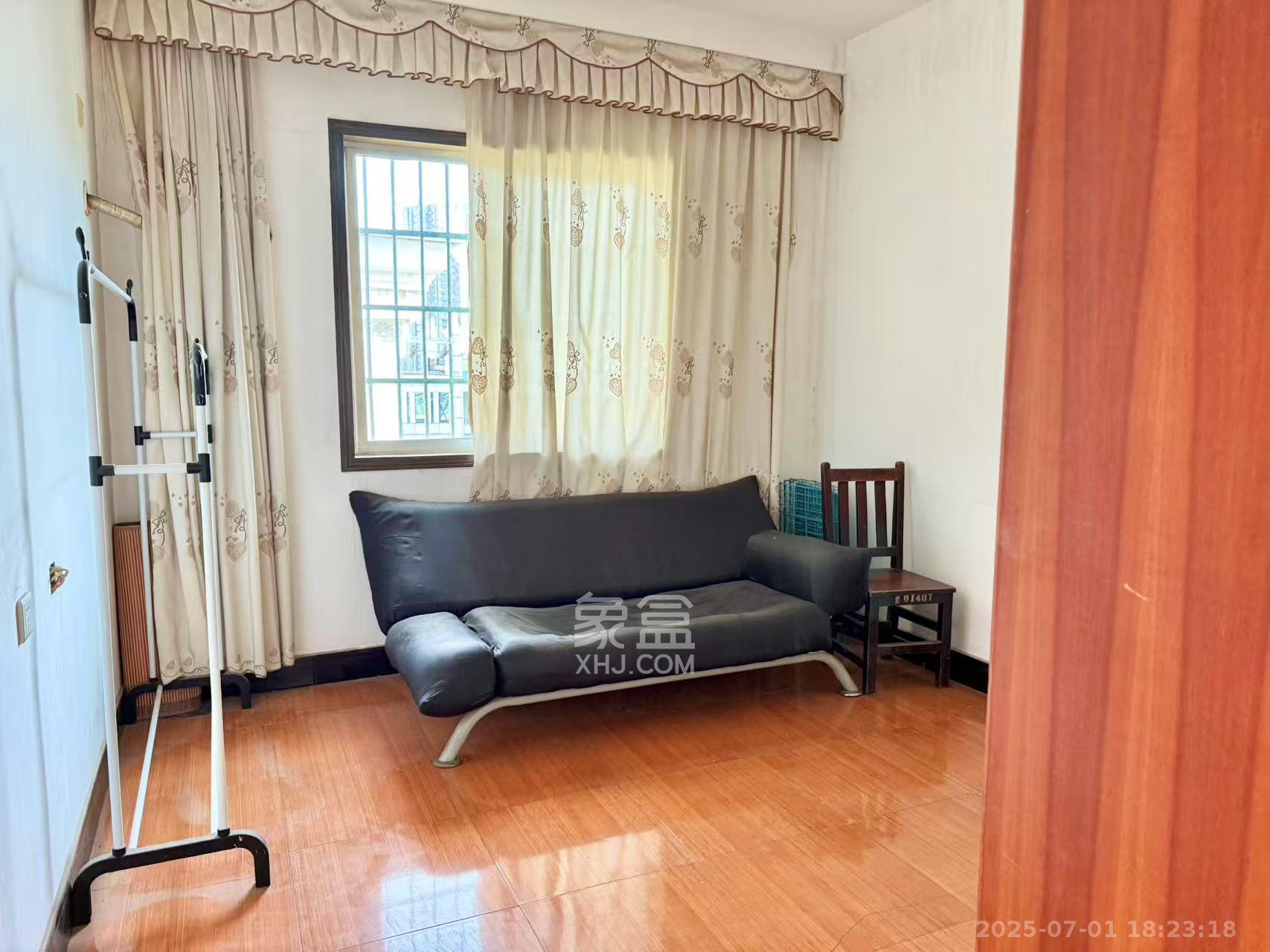 中南汽车世界 3室2厅1卫 1100.0元/月 中南汽车世界 3室2厅1卫 1100.0元/月室内图