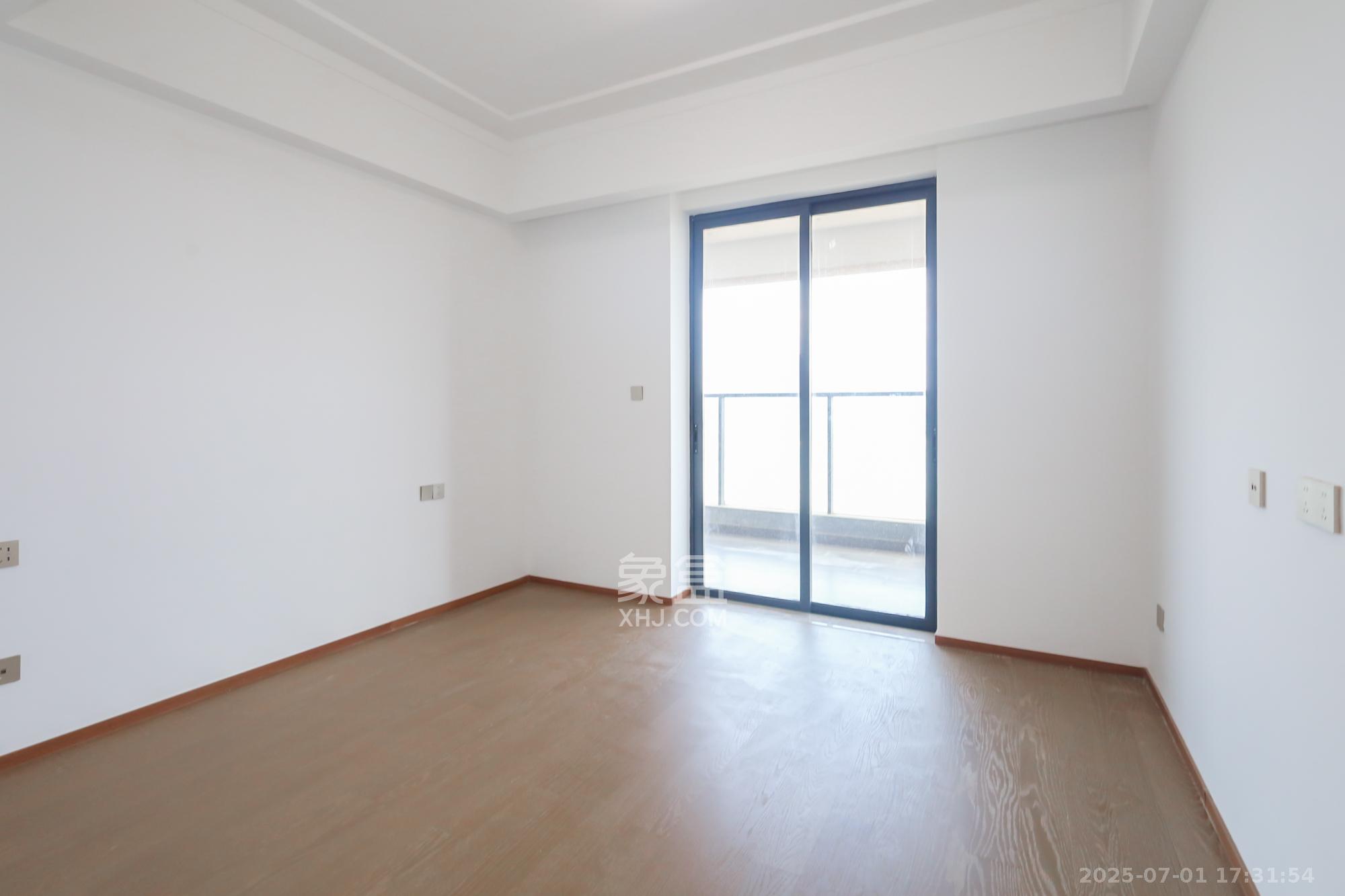 江山印  4室2厅5卫    850.0万 江山印  4室2厅5卫    850.0万卧室