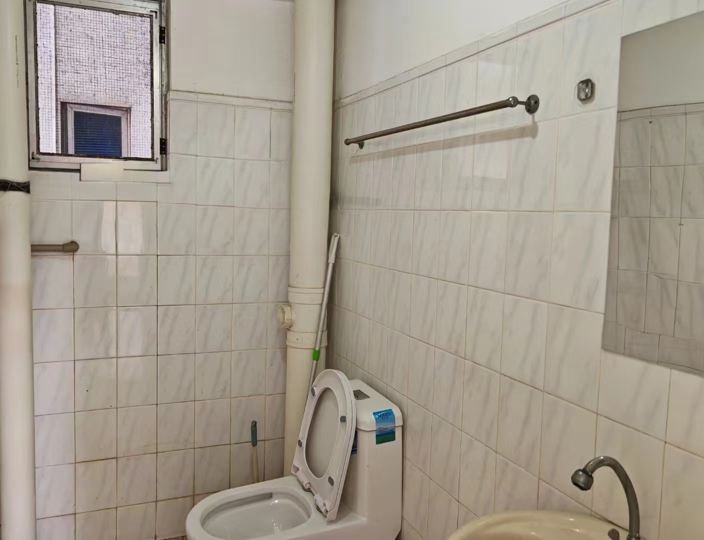 椰树小区 2室2厅1卫 110.0万 椰树小区 2室2厅1卫 110.0万客厅